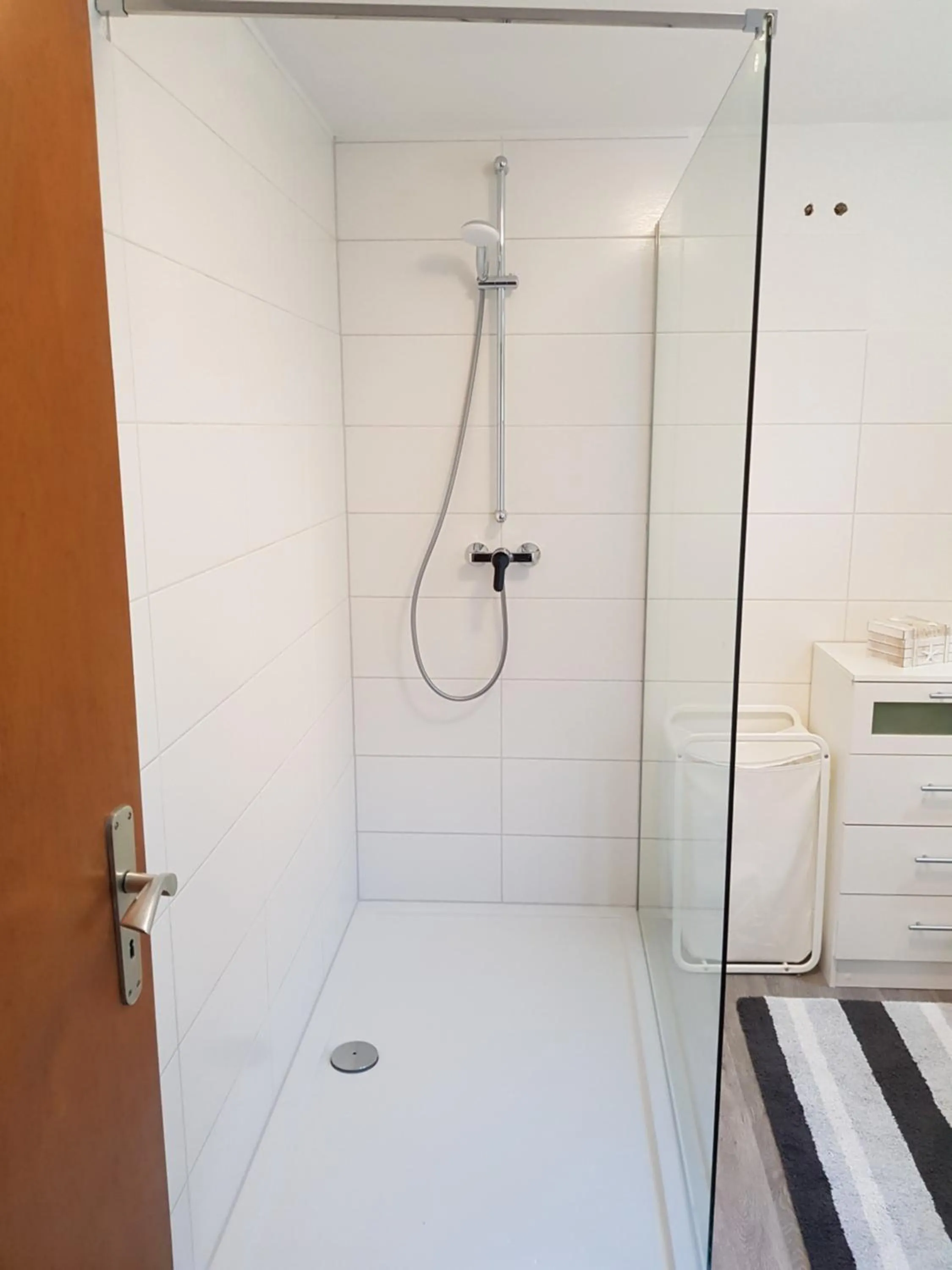 Shower in Ferienwohnung Eliah