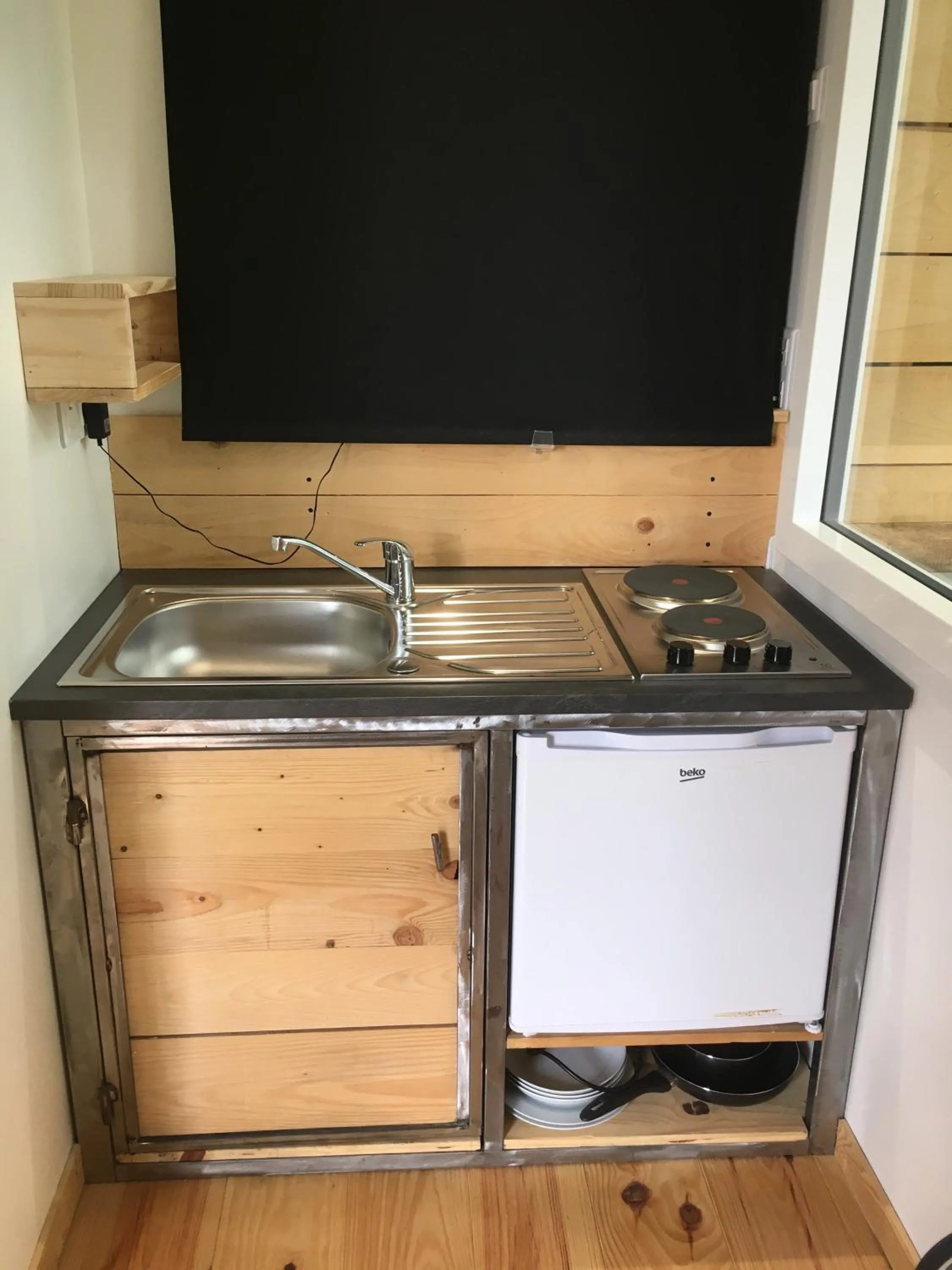 Kitchen or kitchenette in Logis Hôtel O Lodge