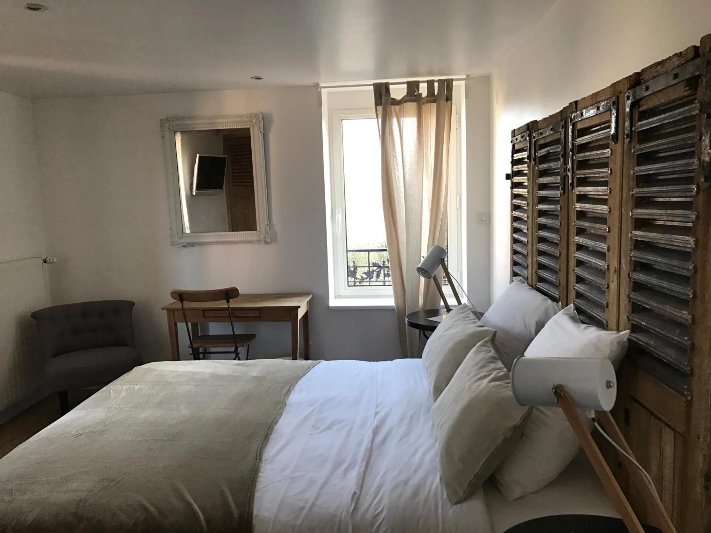 Bed in Logis Hôtel O Lodge