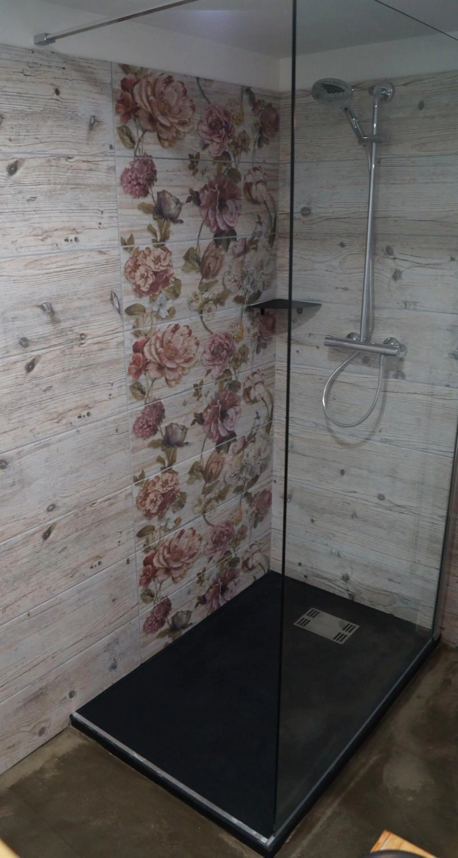 Shower in Logis Hôtel O Lodge