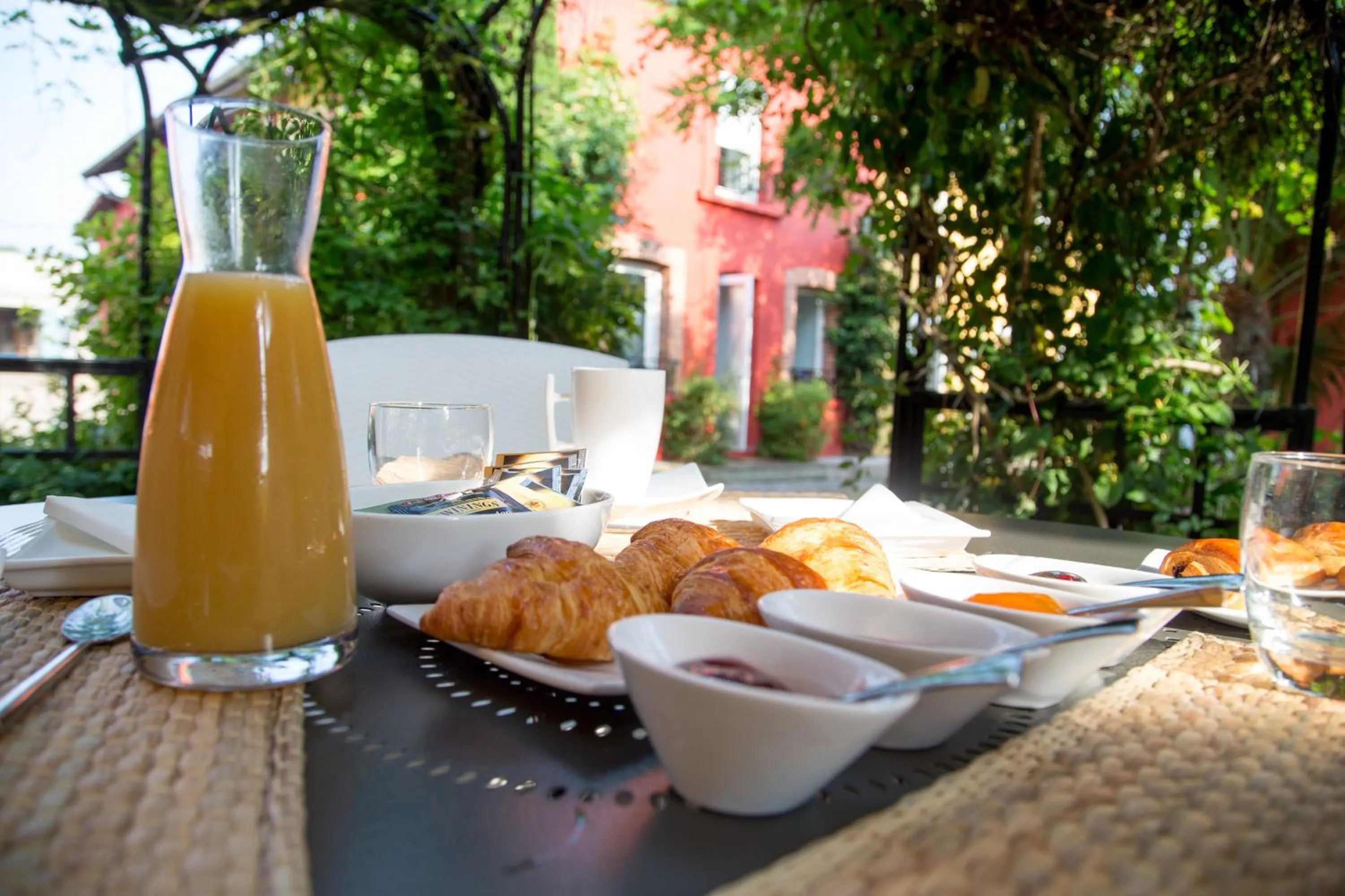 Continental breakfast in Logis Hôtel O Lodge