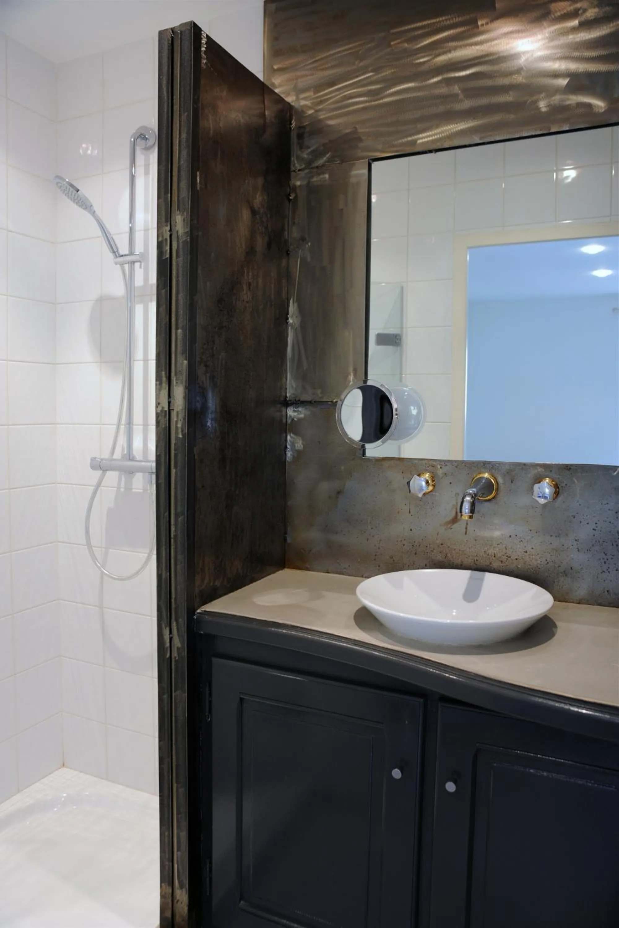 Shower in Logis Hôtel O Lodge