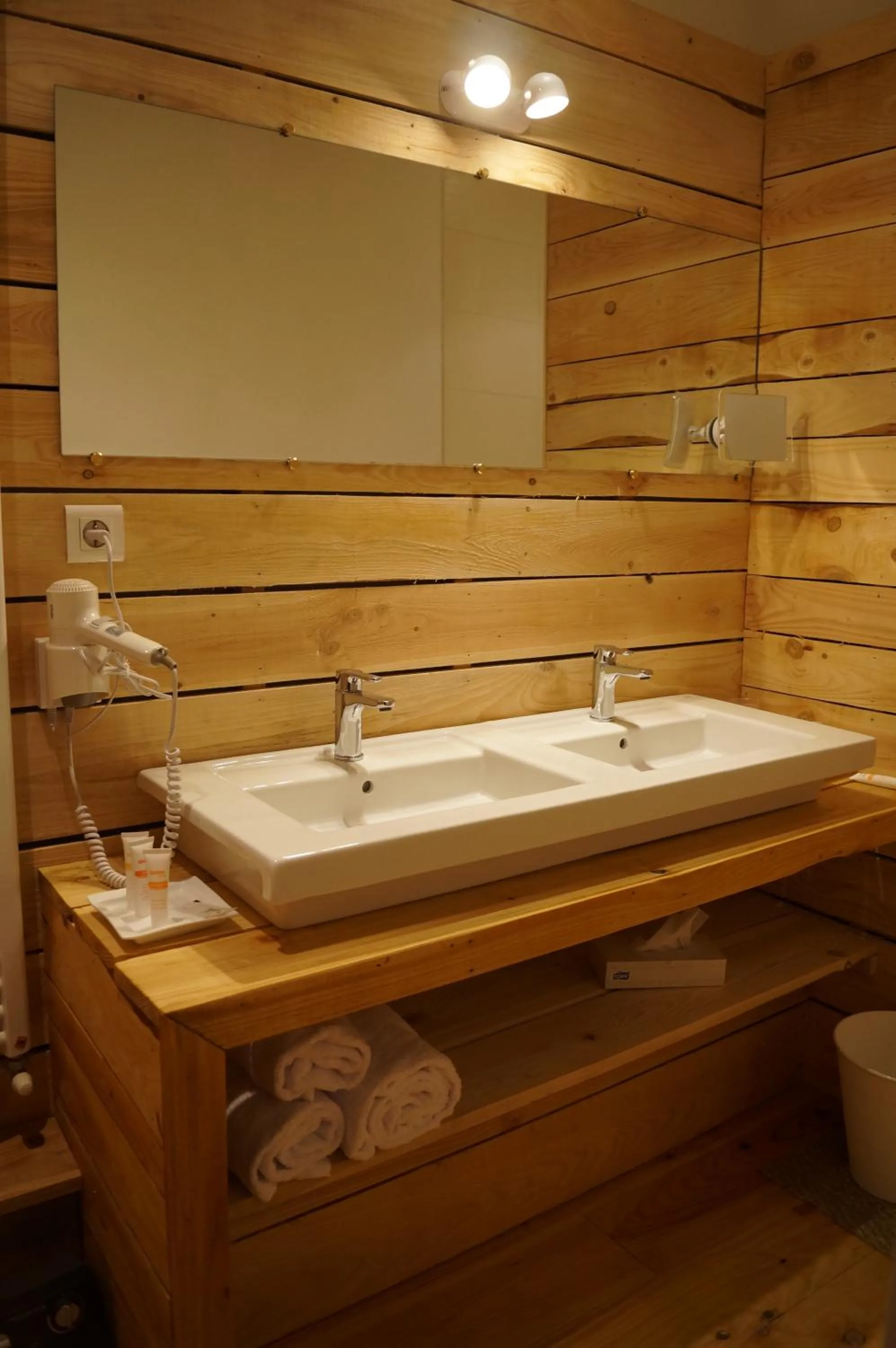 Bathroom in Logis Hôtel O Lodge