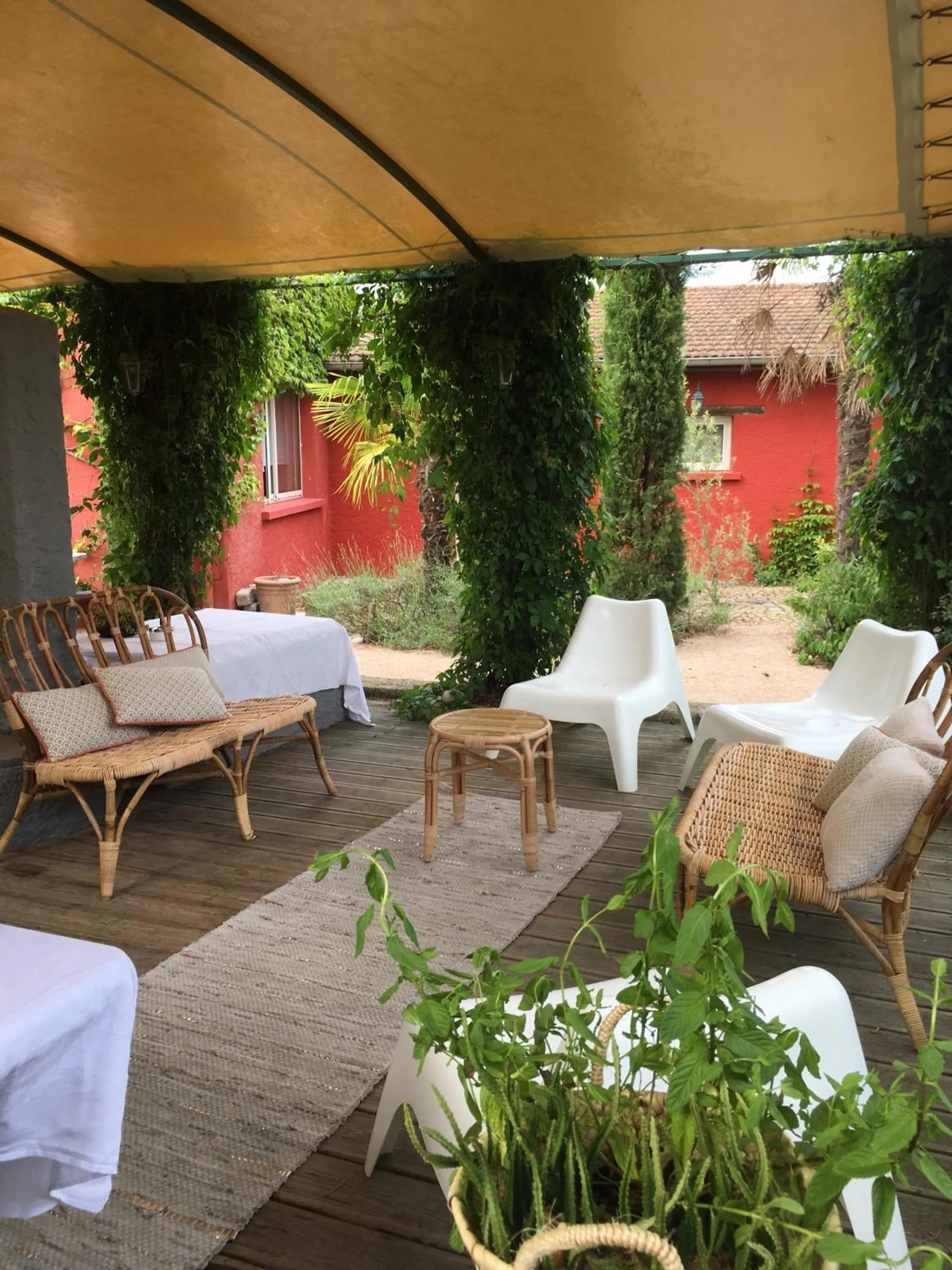 Patio in Logis Hôtel O Lodge
