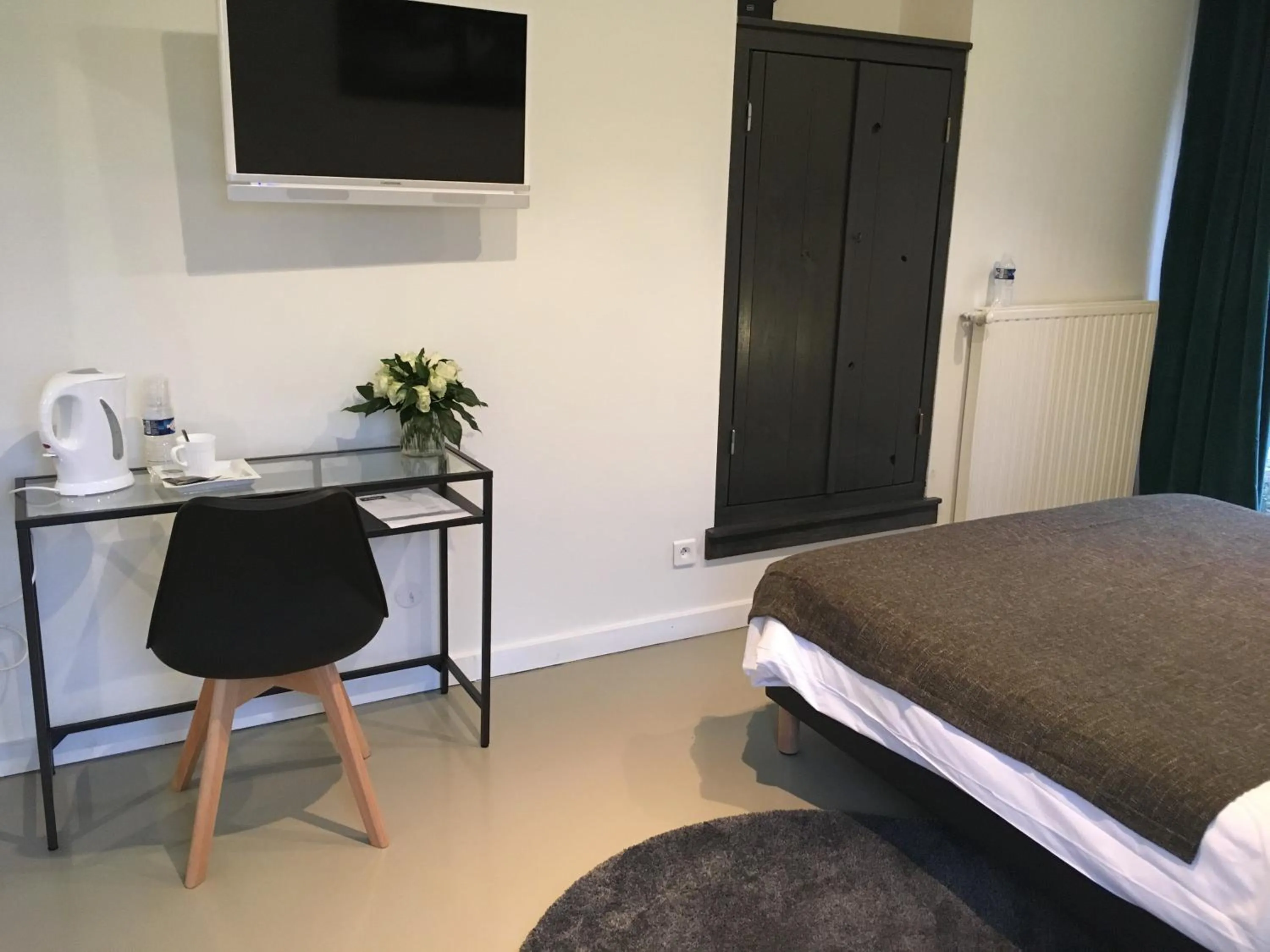Photo of the whole room, Bed in Logis Hôtel O Lodge