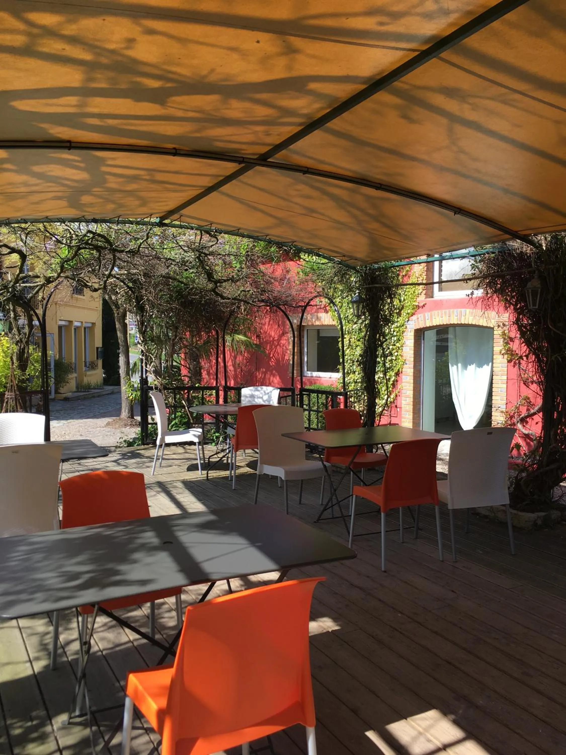 Patio in Logis Hôtel O Lodge