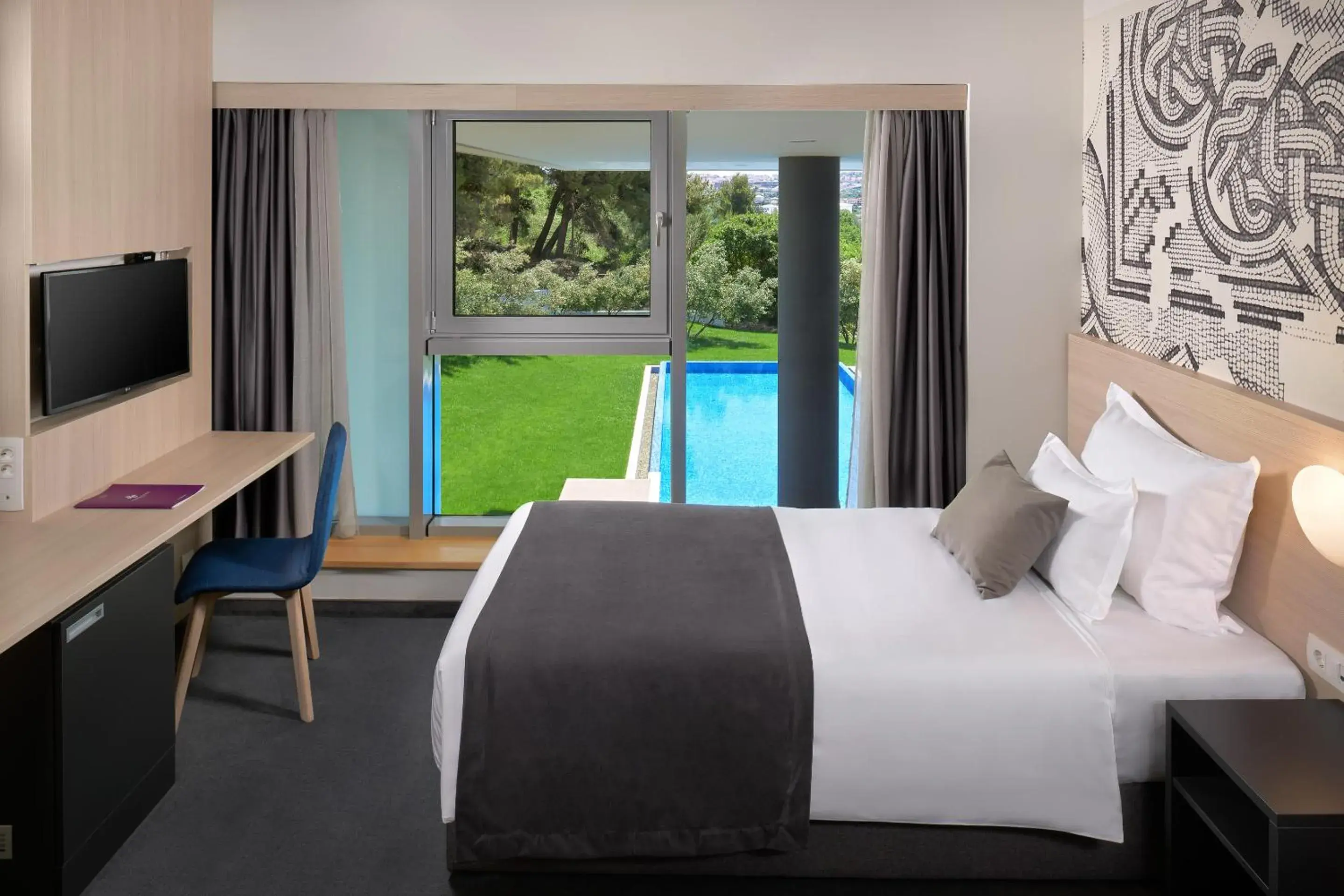 Pool view, Bed in Hotel Salona Palace Pool view, Bed in Hotel Salona Palace