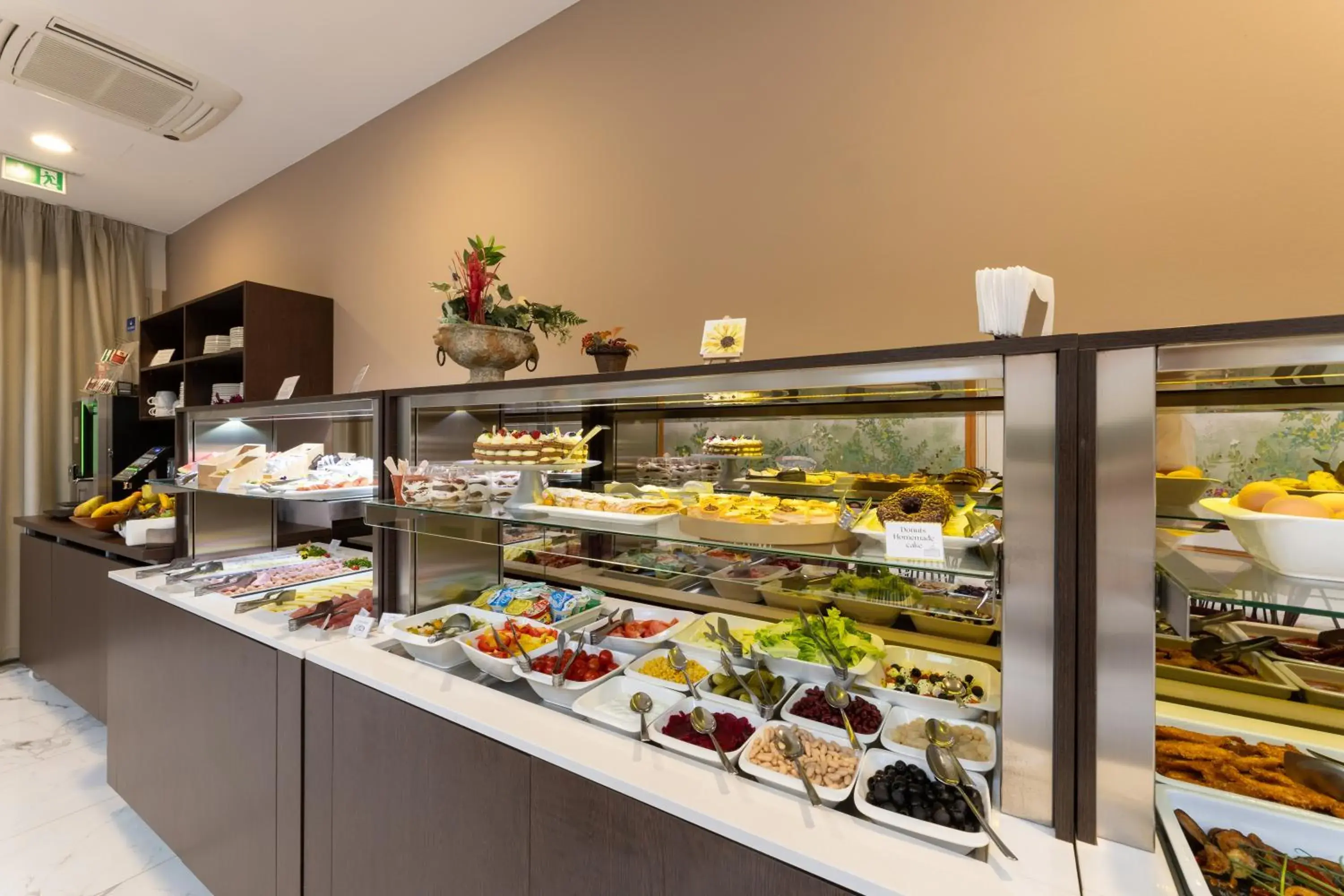 Breakfast in Hotel Salona Palace Breakfast in Hotel Salona Palace