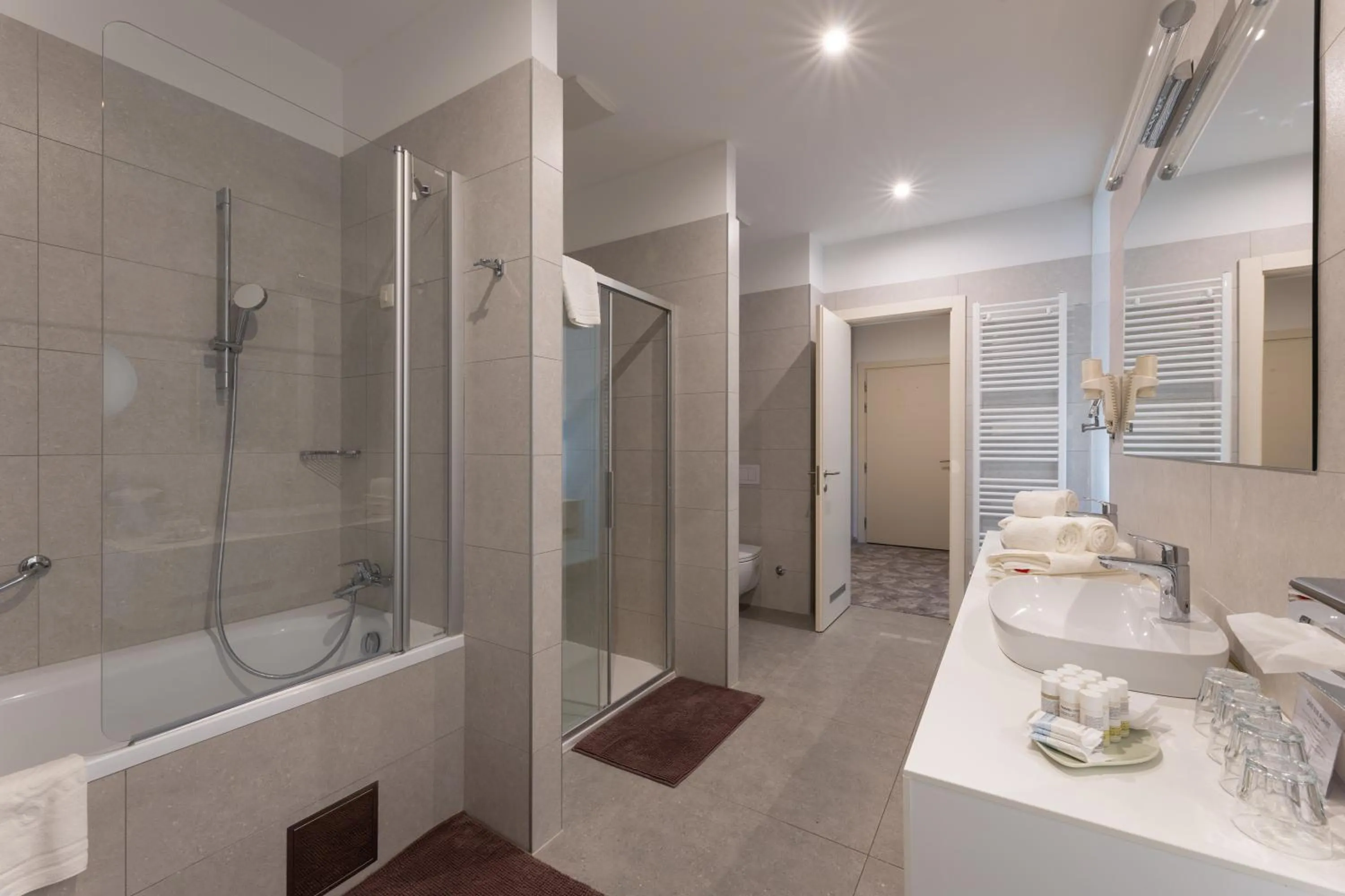 Shower in Hotel Salona Palace