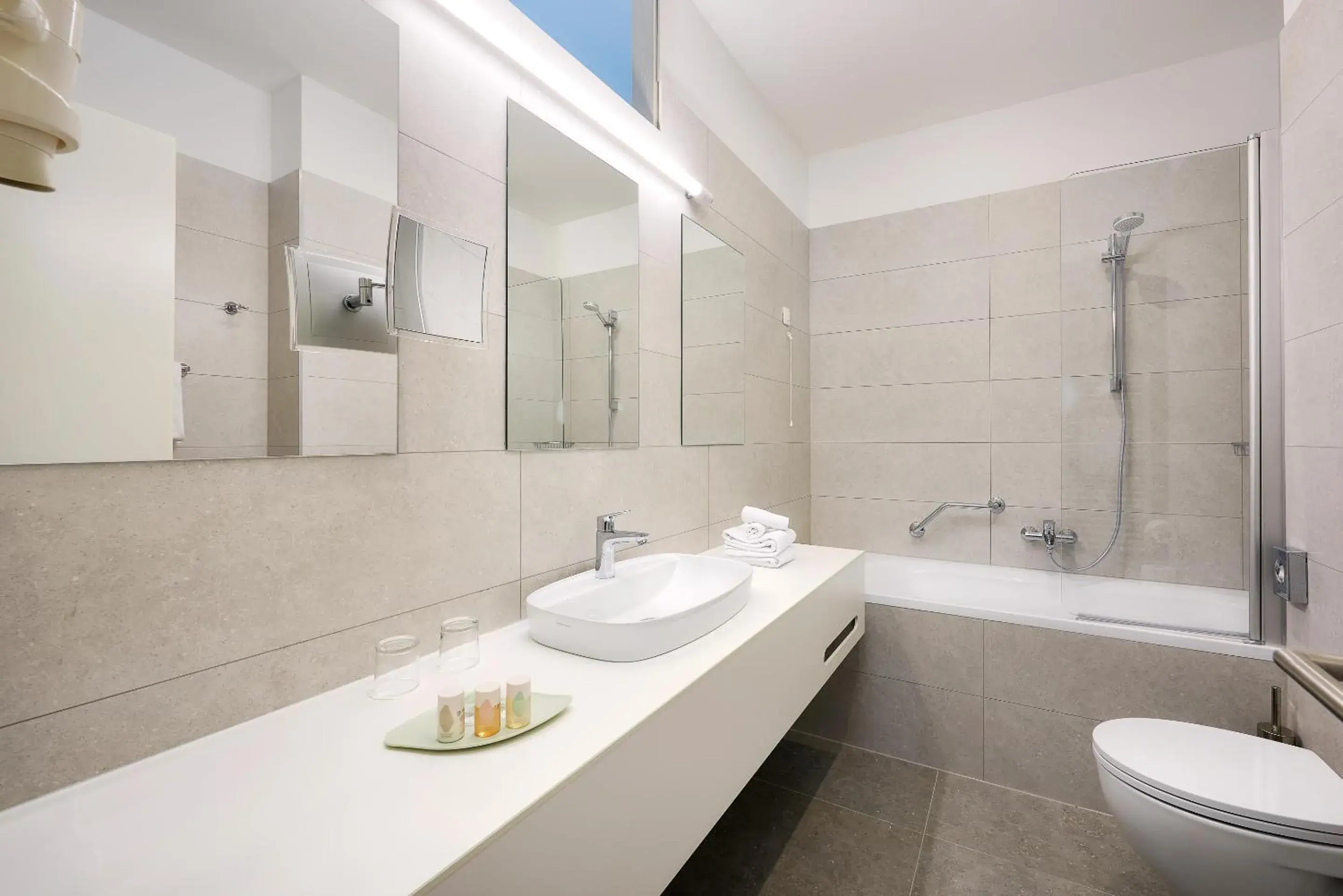 Bathroom in Hotel Salona Palace Bathroom in Hotel Salona Palace