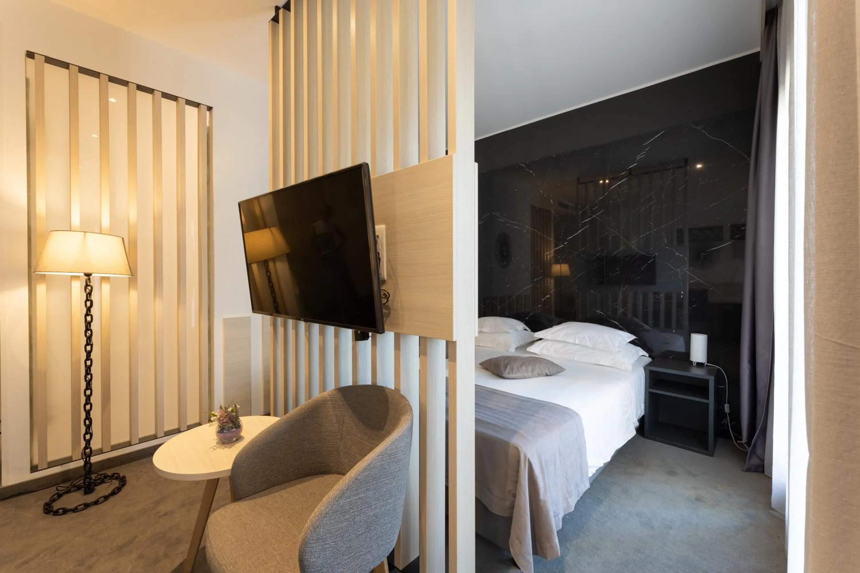 Bed in Hotel Salona Palace