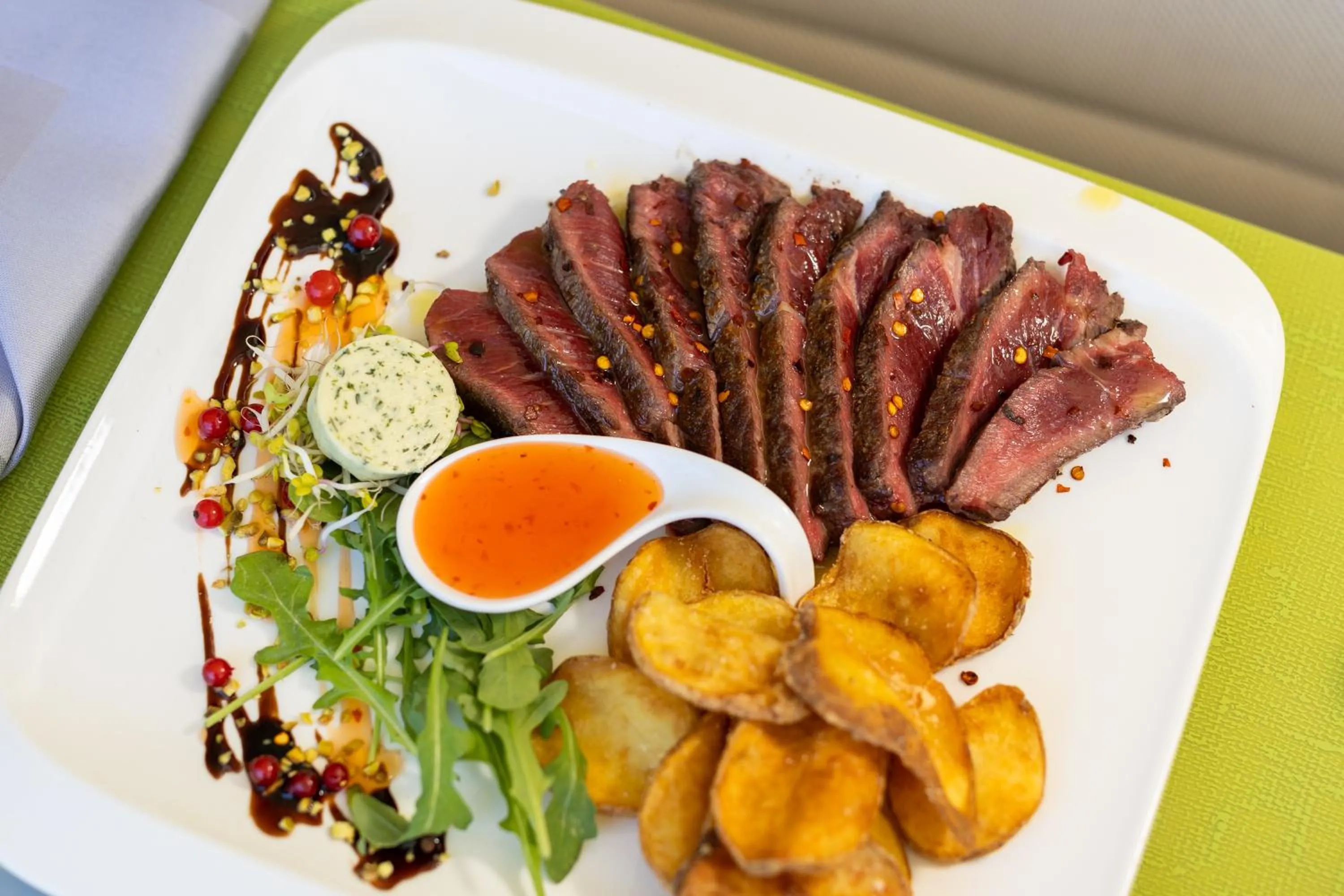 Restaurant/places to eat in Hotel Salona Palace