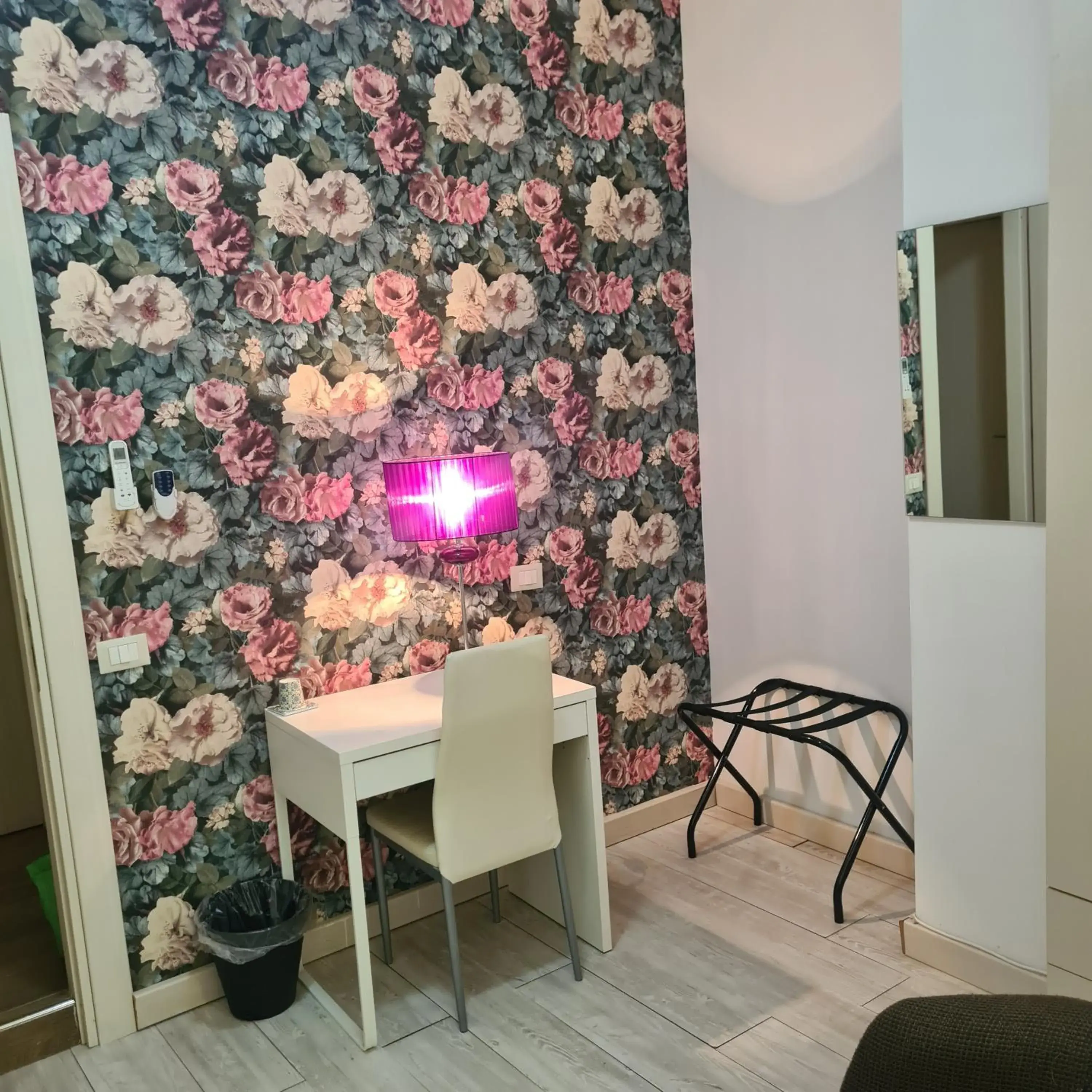 Single Room with Private Bathroom - single occupancy in Ruggero Settimo Gallery Single Room with Private Bathroom - single occupancy in Ruggero Settimo Gallery