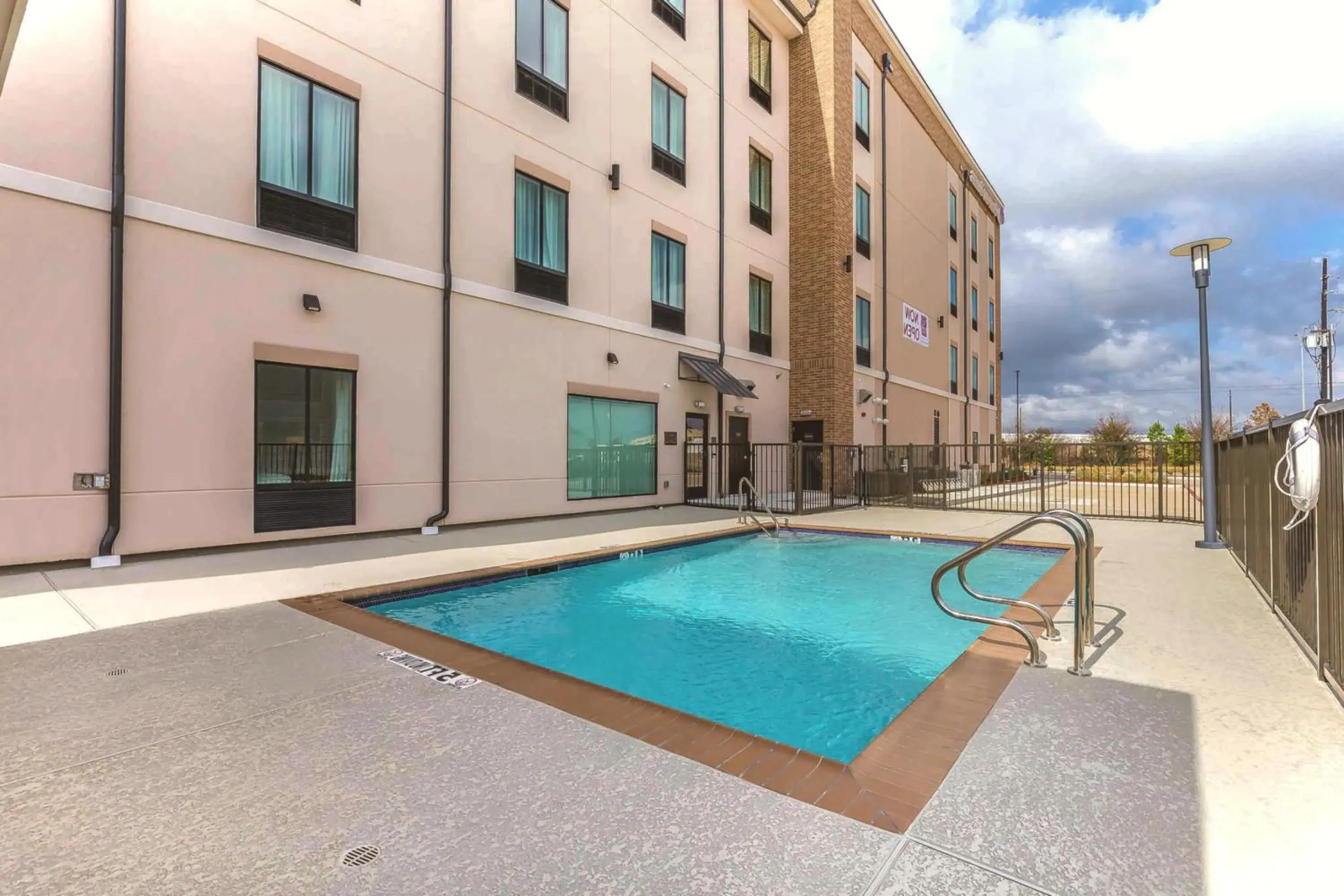 Swimming pool in Comfort Suites Near Sam Houston Race Park Swimming pool in Comfort Suites Near Sam Houston Race Park