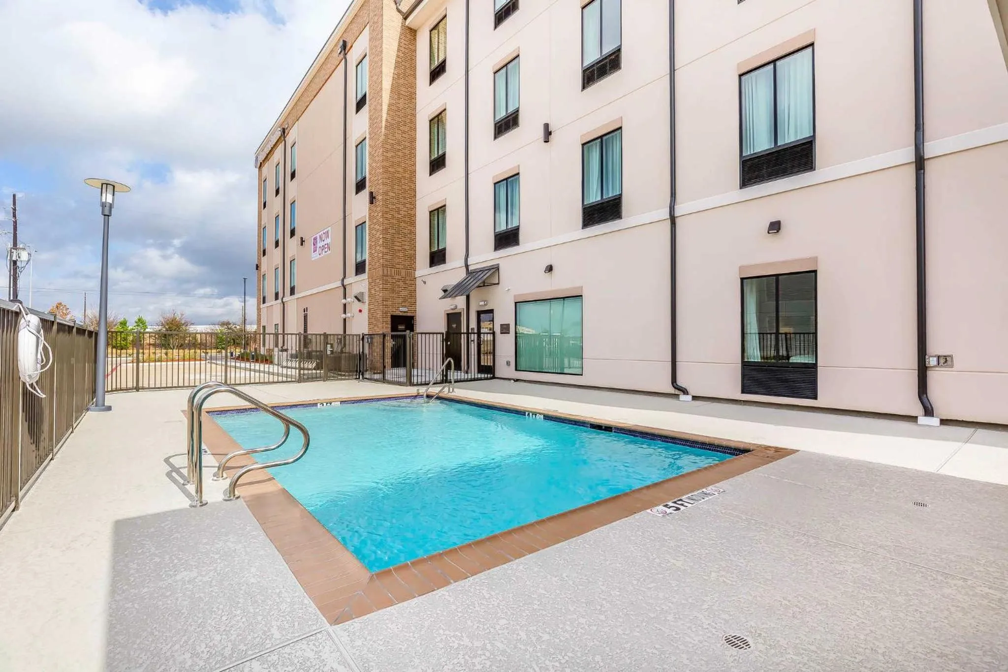 Swimming pool in Comfort Suites Near Sam Houston Race Park