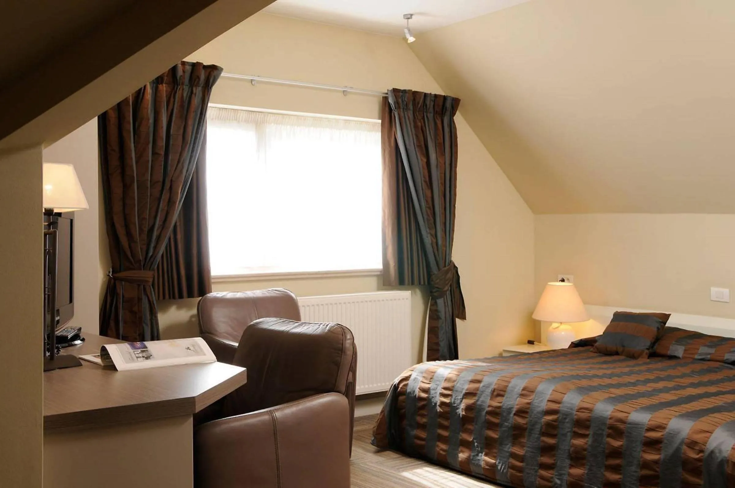 Bedroom, Bed in Hotel Salons De Vrede