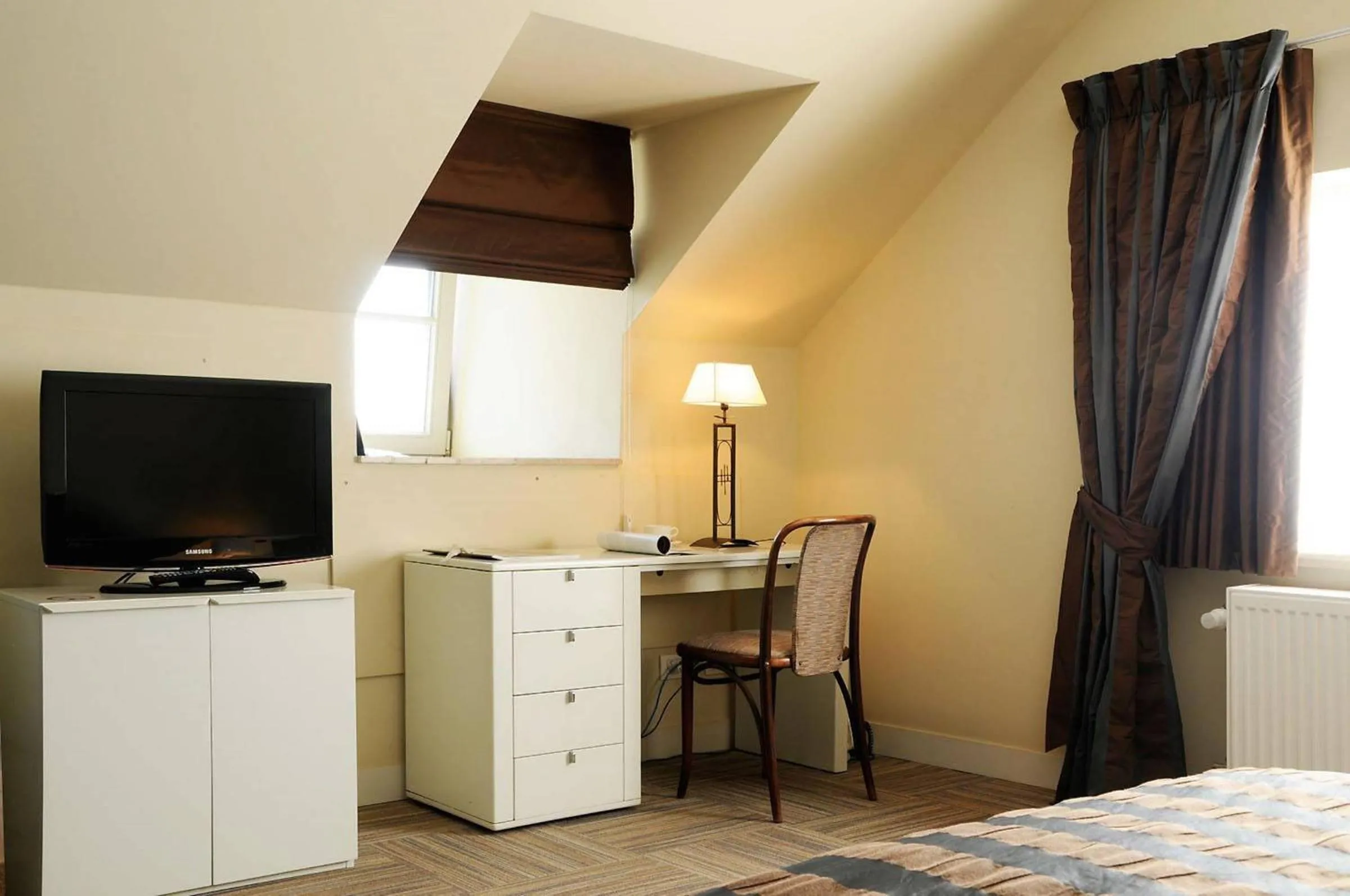 Seating area, Bed in Hotel Salons De Vrede