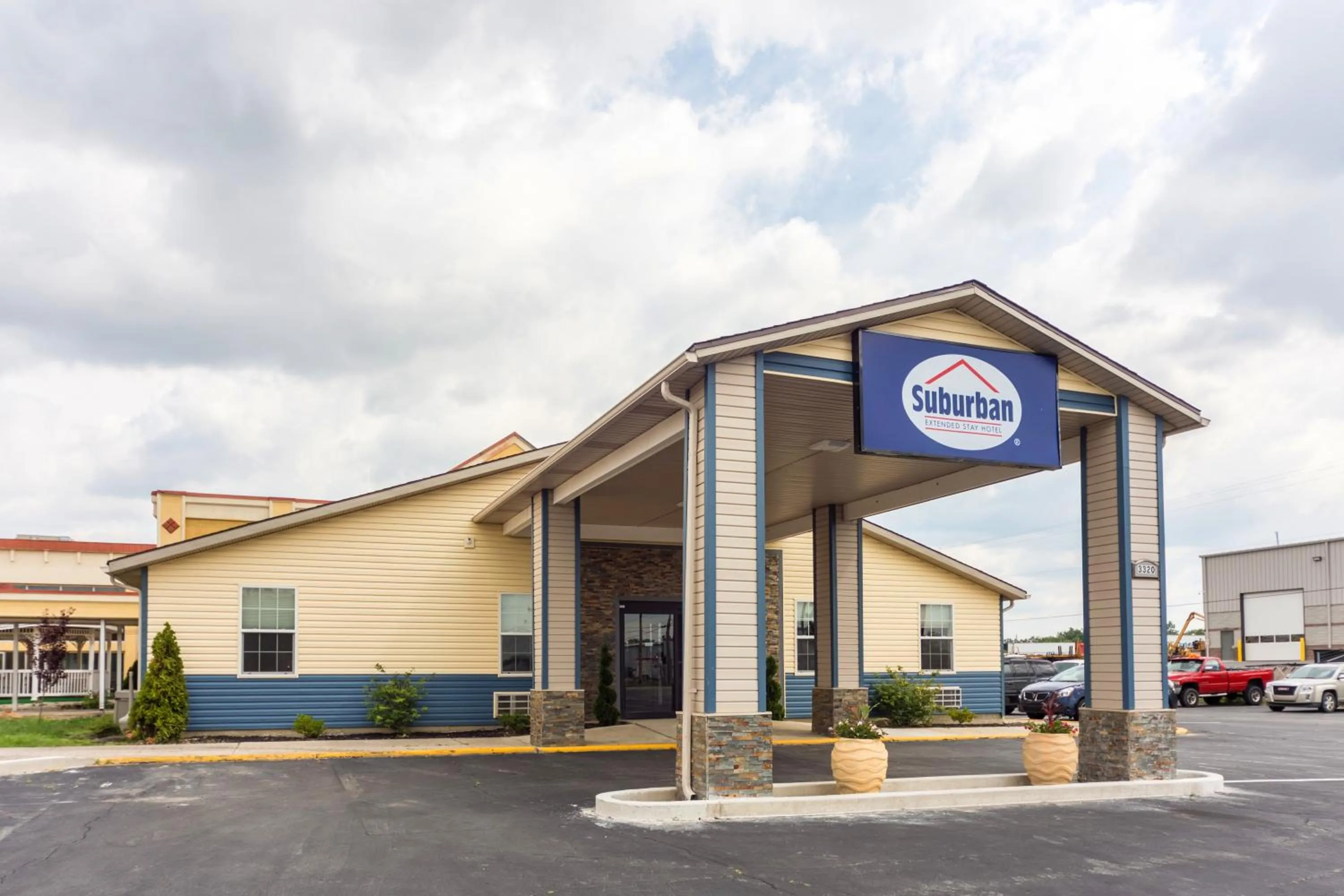 Facade/entrance, Property Building in Suburban Studios Fort Wayne