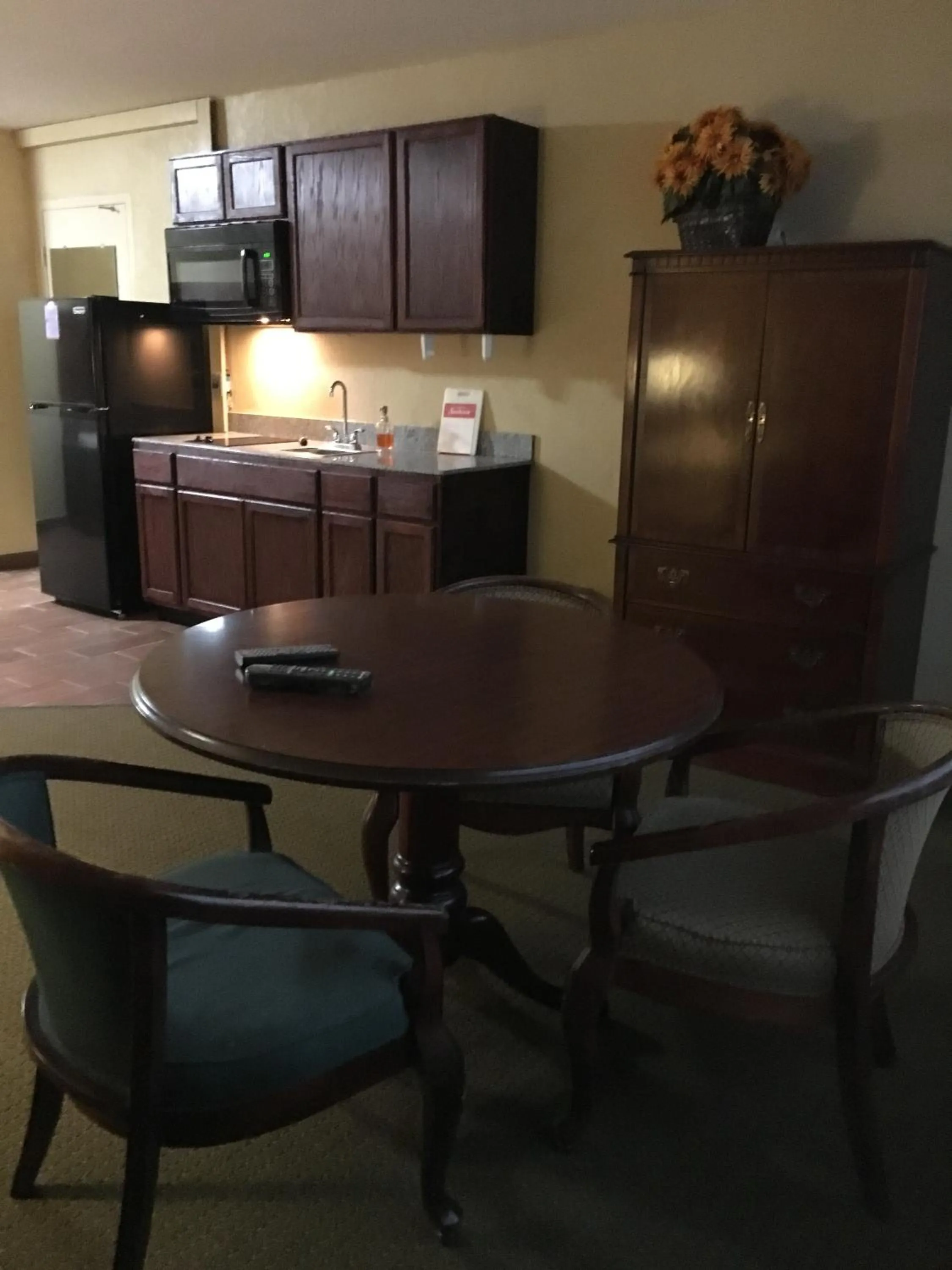 Kitchen or kitchenette, Seating Area in Suburban Studios Fort Wayne