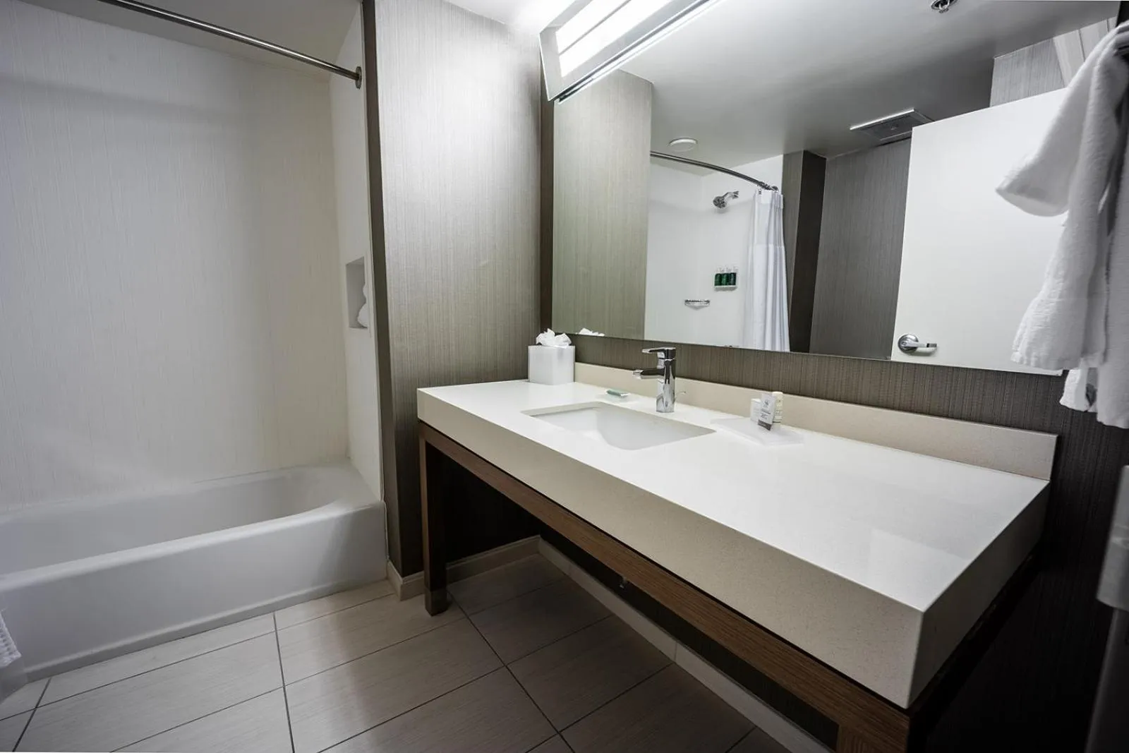 Bath in Courtyard by Marriott Rome