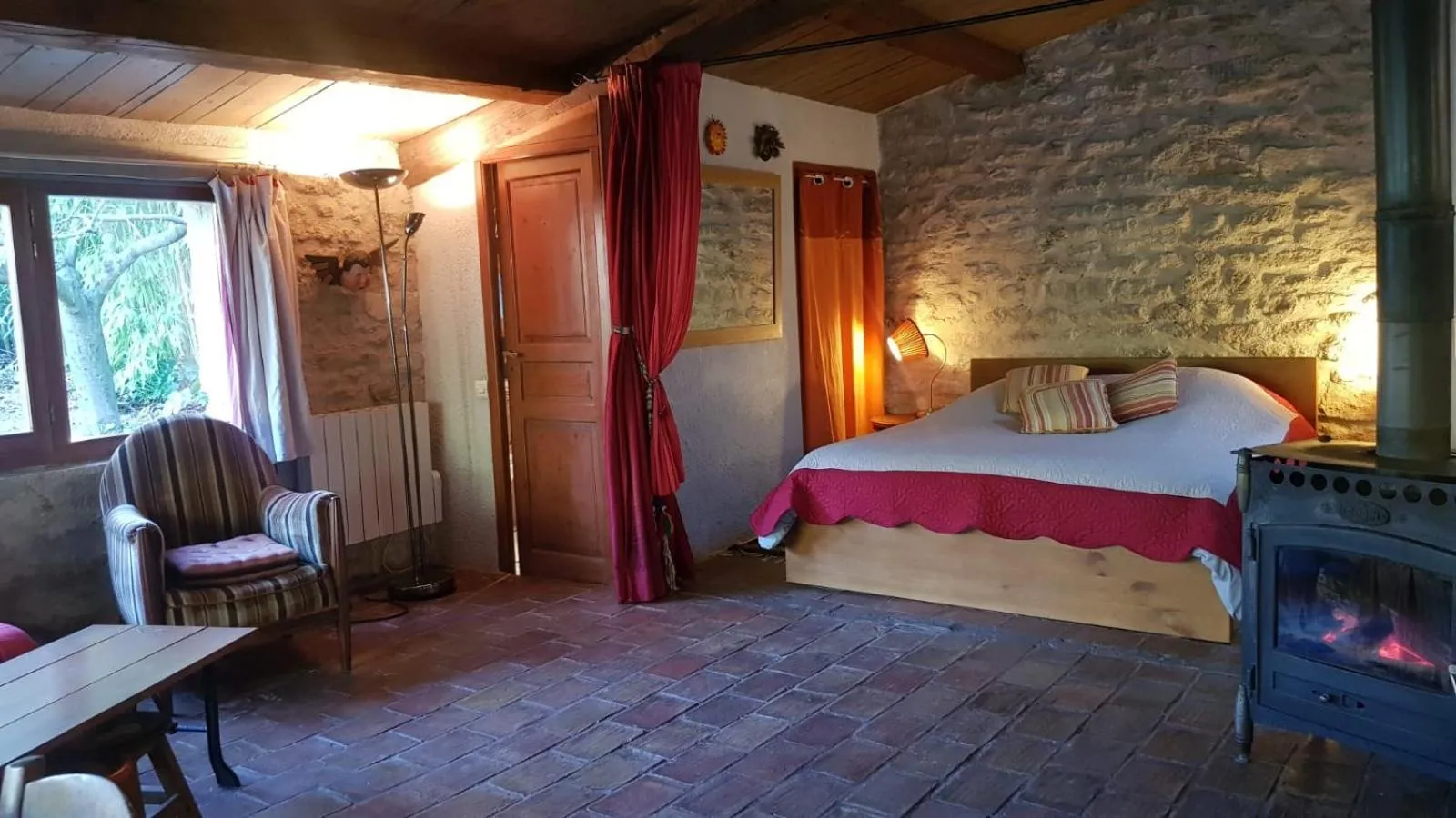 Bedroom, Bed in Mazet de Mô