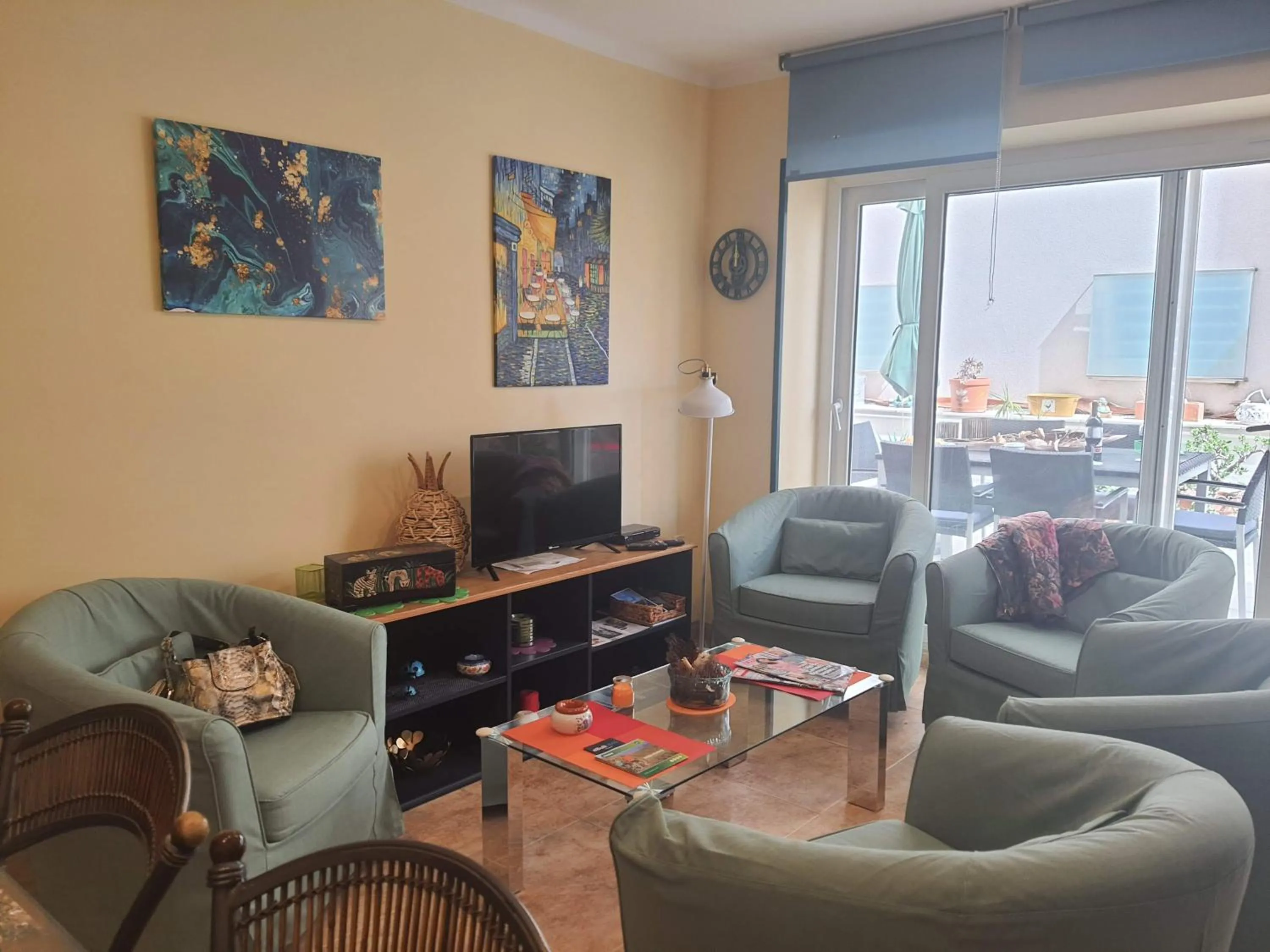 Communal lounge/ TV room in Apartamentos Ferrán Paqui