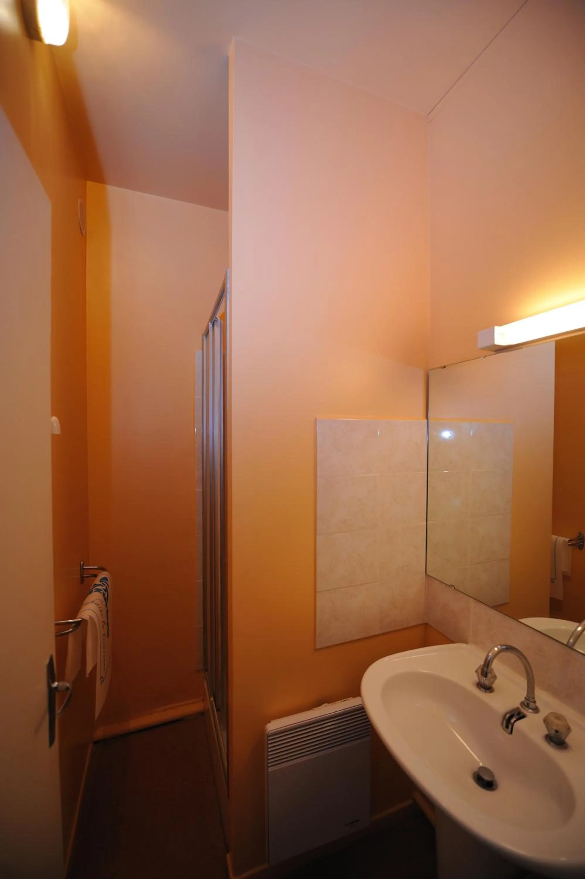 Bathroom in Hôtel des Bateliers