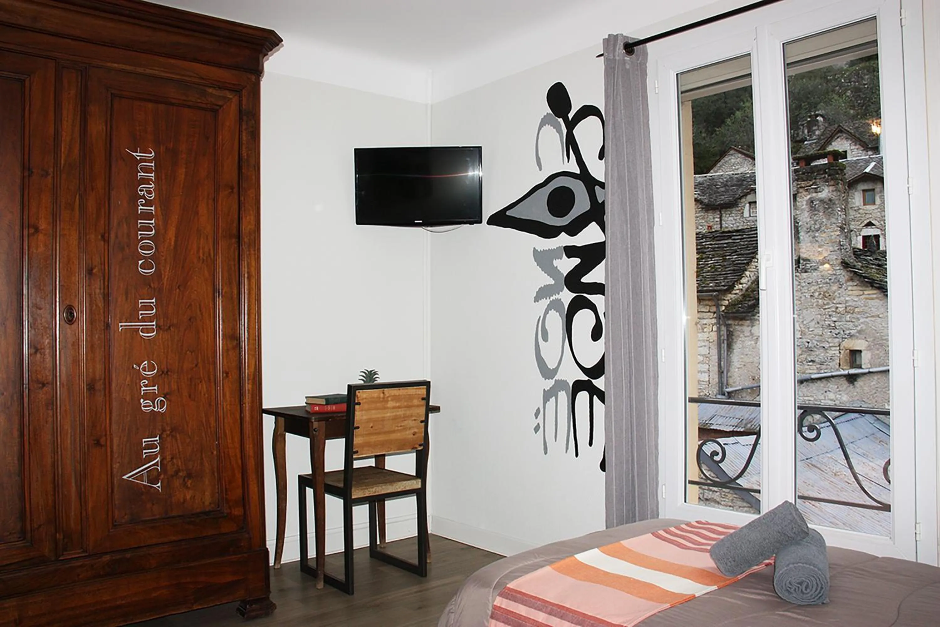 Bedroom in Hôtel des Bateliers