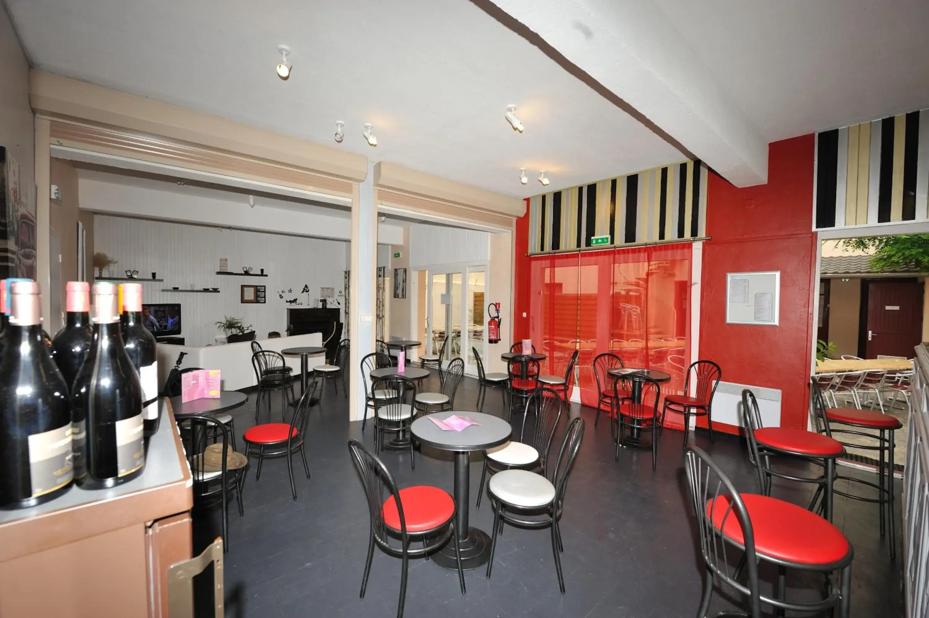 Lounge or bar in Hôtel des Bateliers Lounge or bar in Hôtel des Bateliers