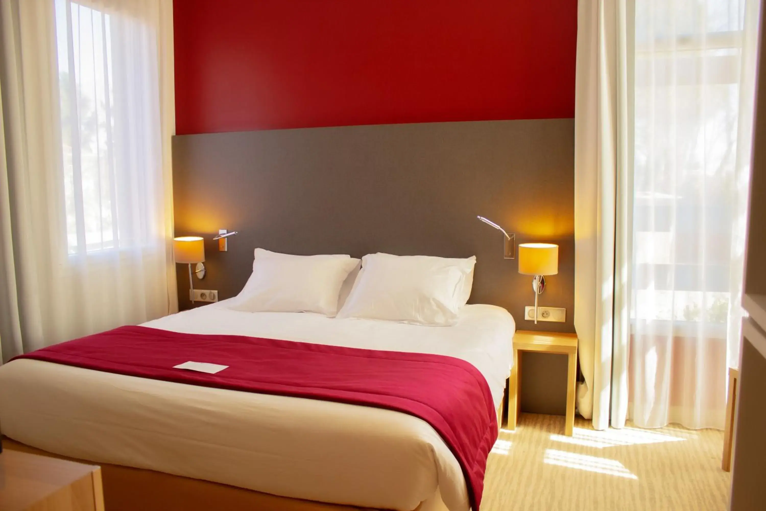 Photo of the whole room, Bed in Best Western Plus Le Lavarin Photo of the whole room, Bed in Best Western Plus Le Lavarin