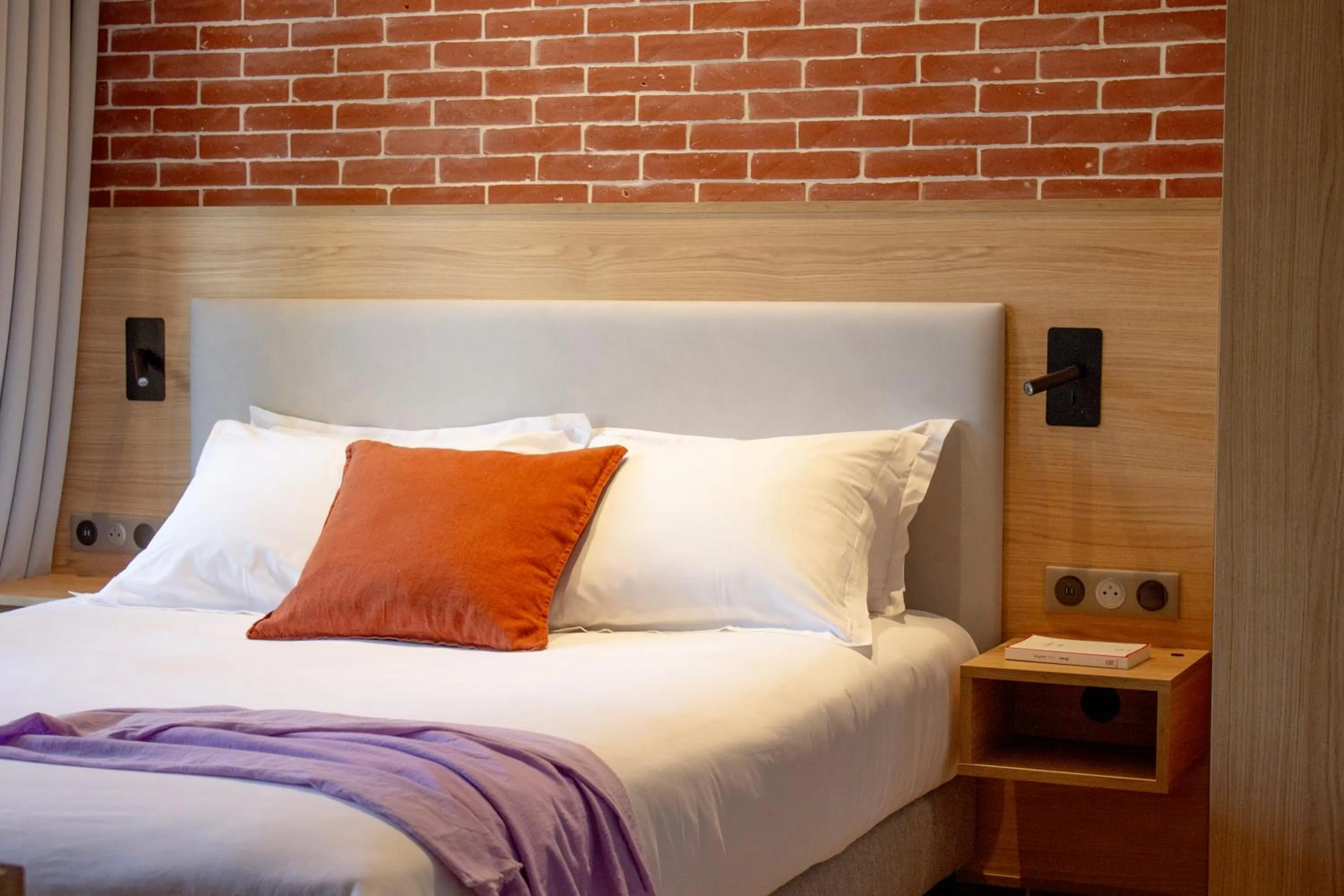 Bed in Best Western Plus Le Lavarin