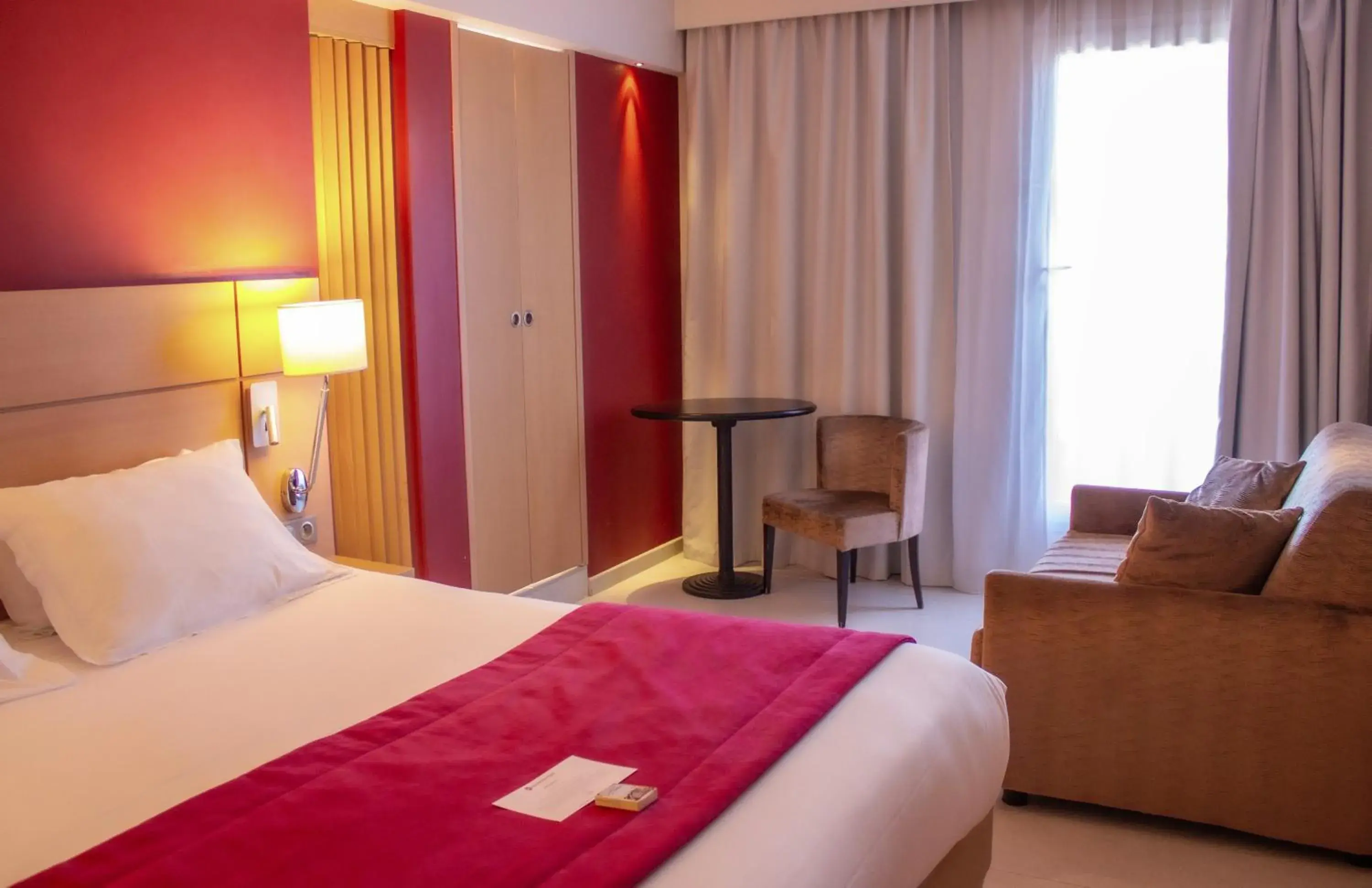 Property building, Bed in Best Western Plus Le Lavarin Property building, Bed in Best Western Plus Le Lavarin