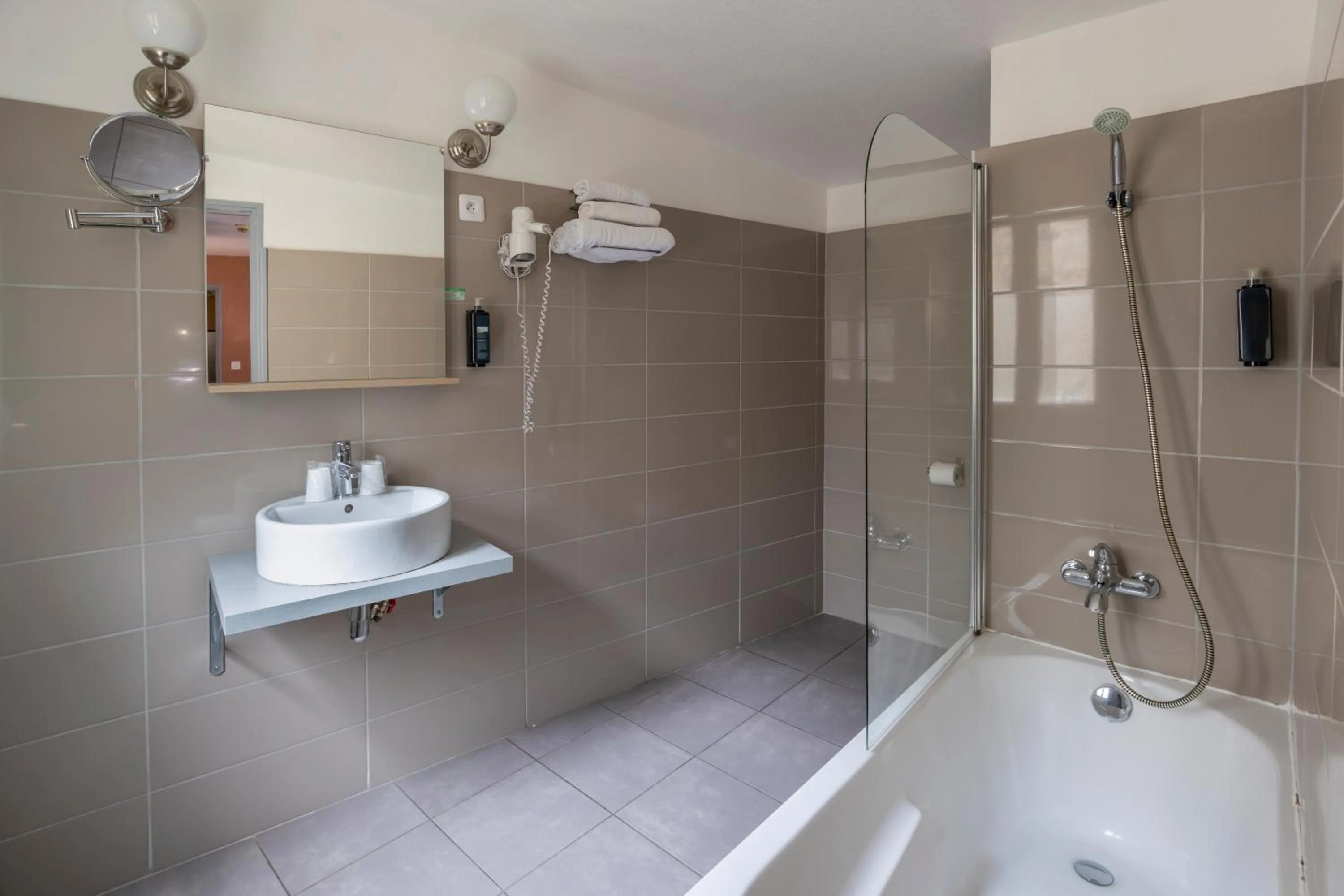 Bathroom in The Originals Boutique, Hôtel Danieli, Avignon