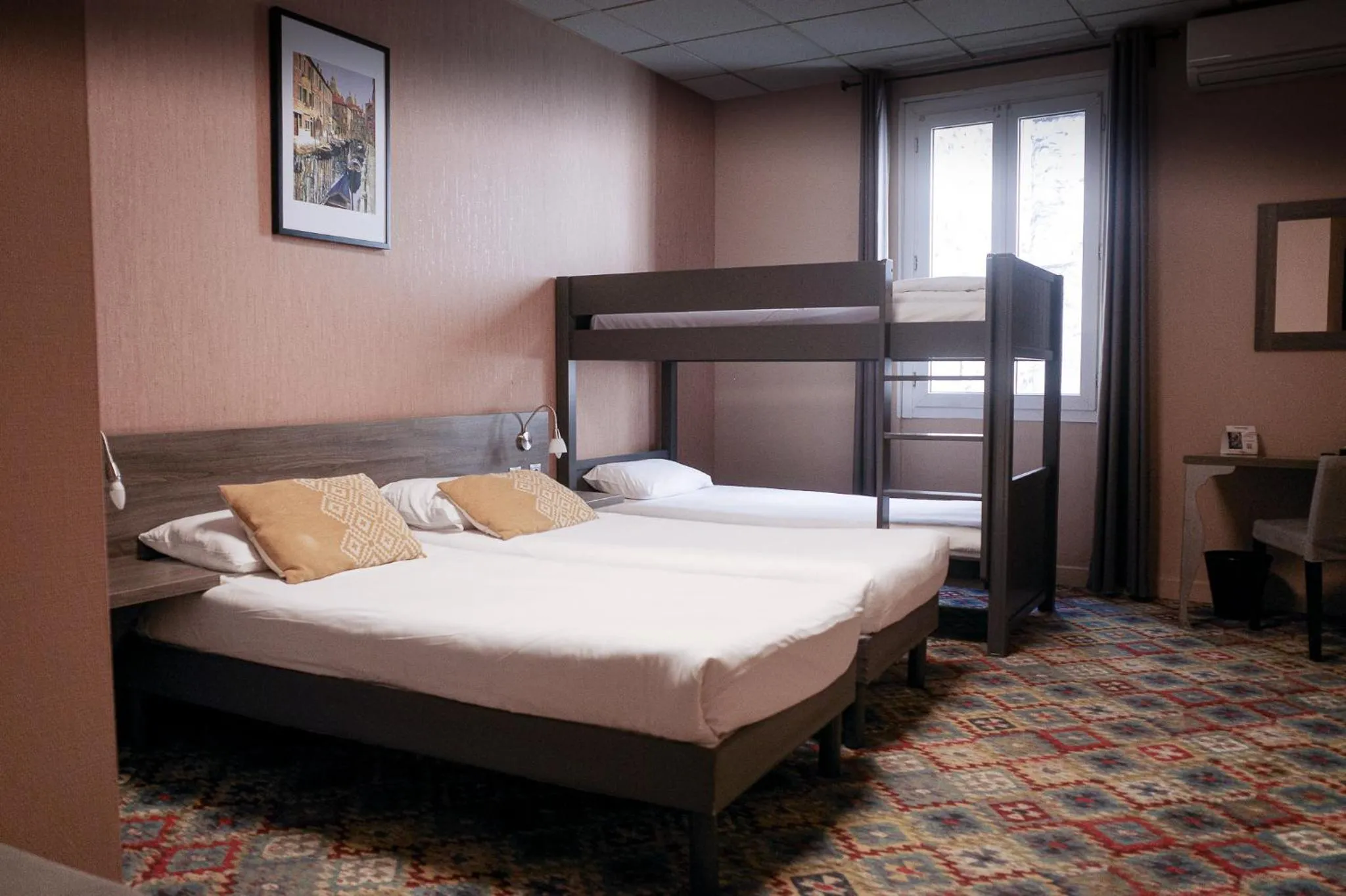 Bed in The Originals Boutique, Hôtel Danieli, Avignon