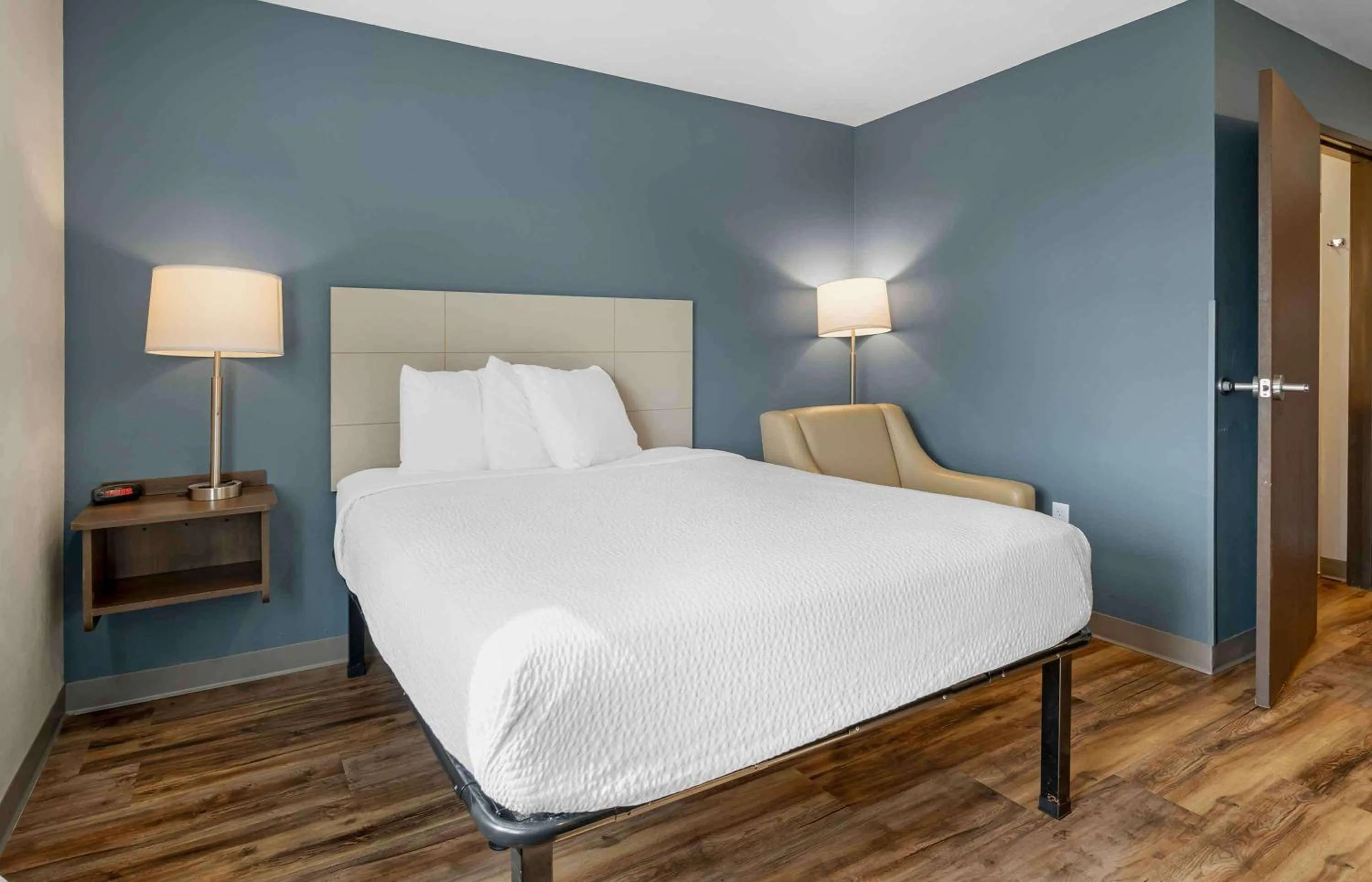 Bedroom, Bed in Extended Stay America Select Suites - Orlando - Airport