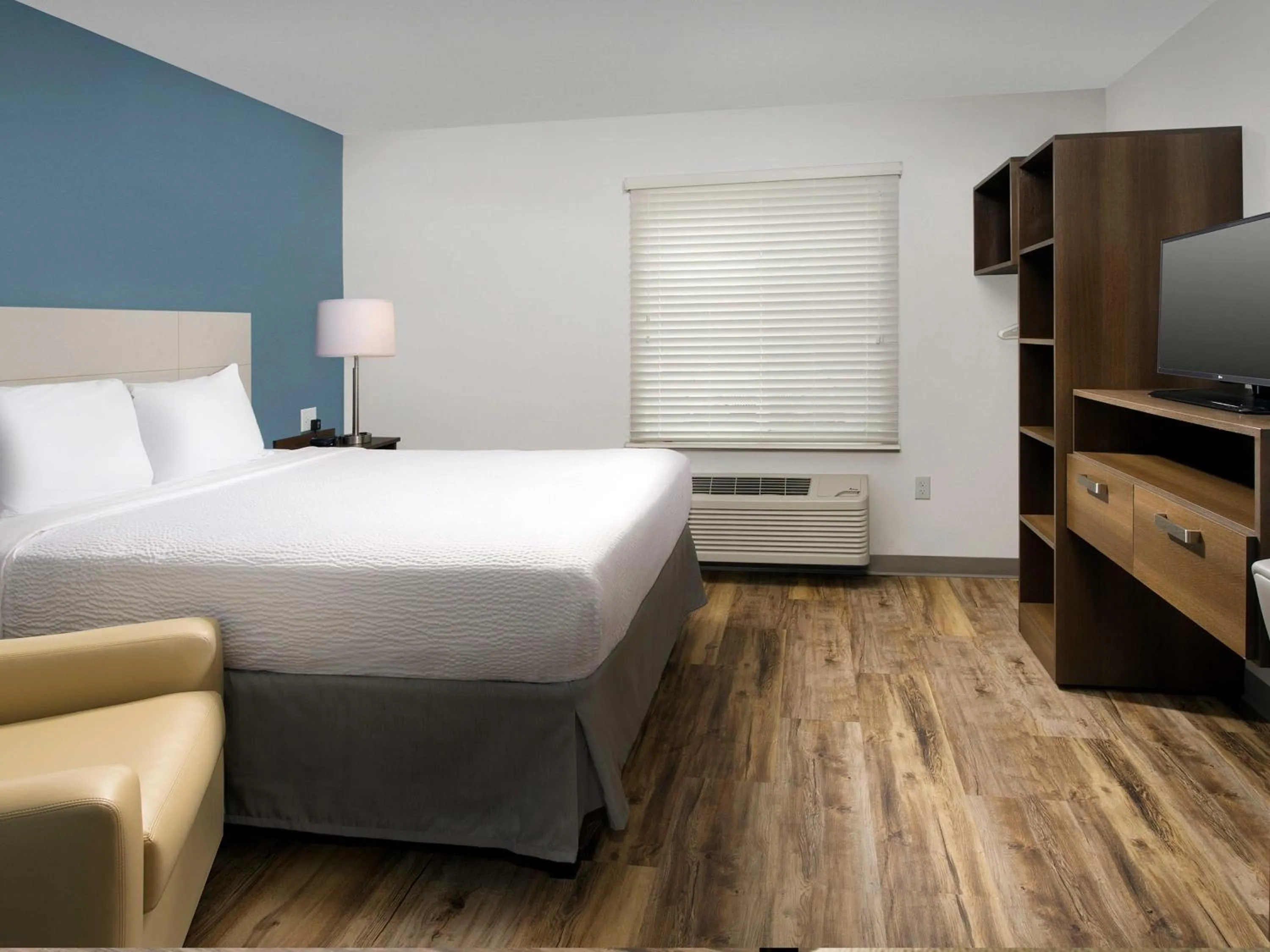 Bed in Extended Stay America Select Suites - Orlando - Airport