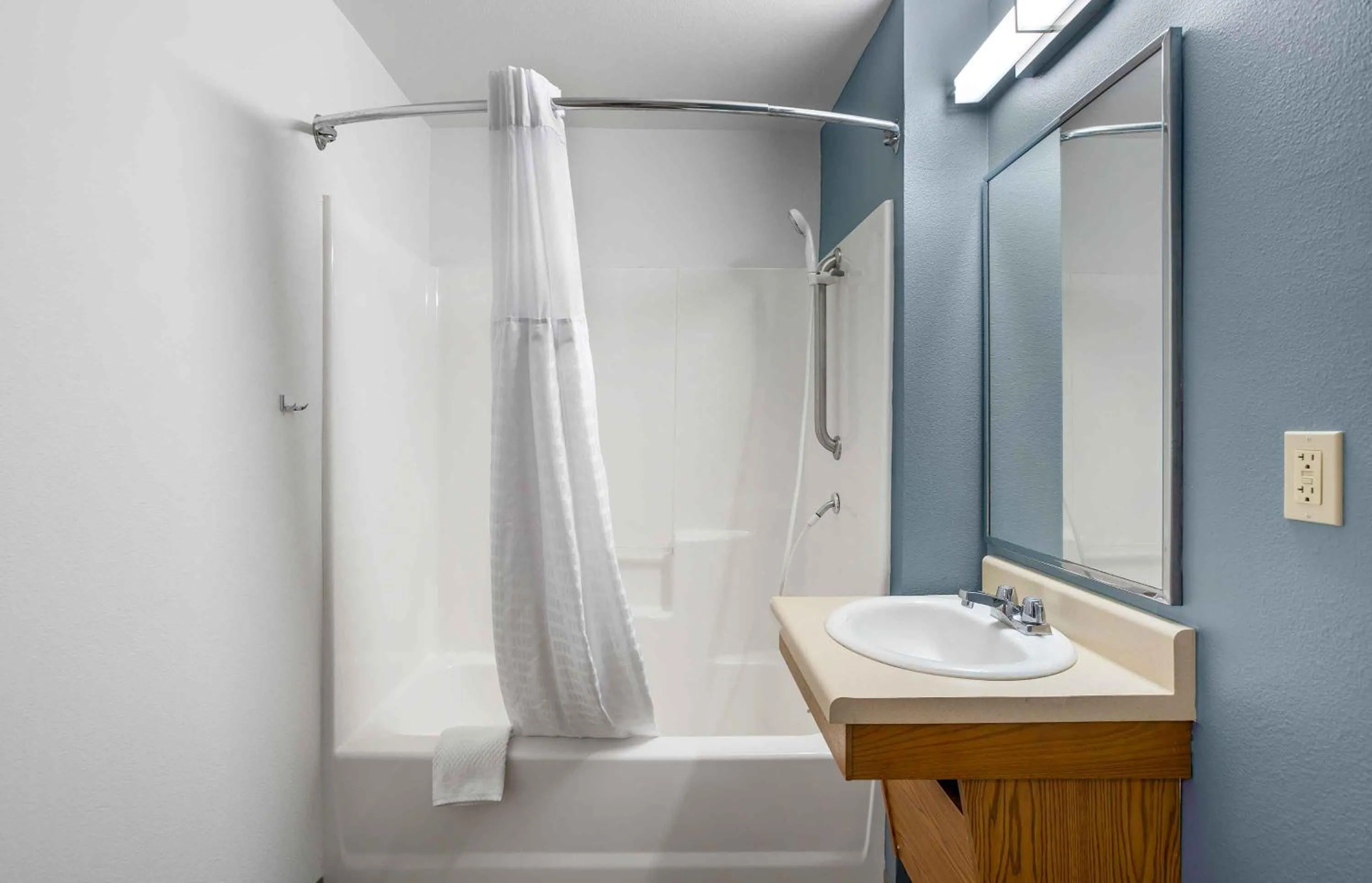 Bathroom in Extended Stay America Select Suites - Orlando - Airport