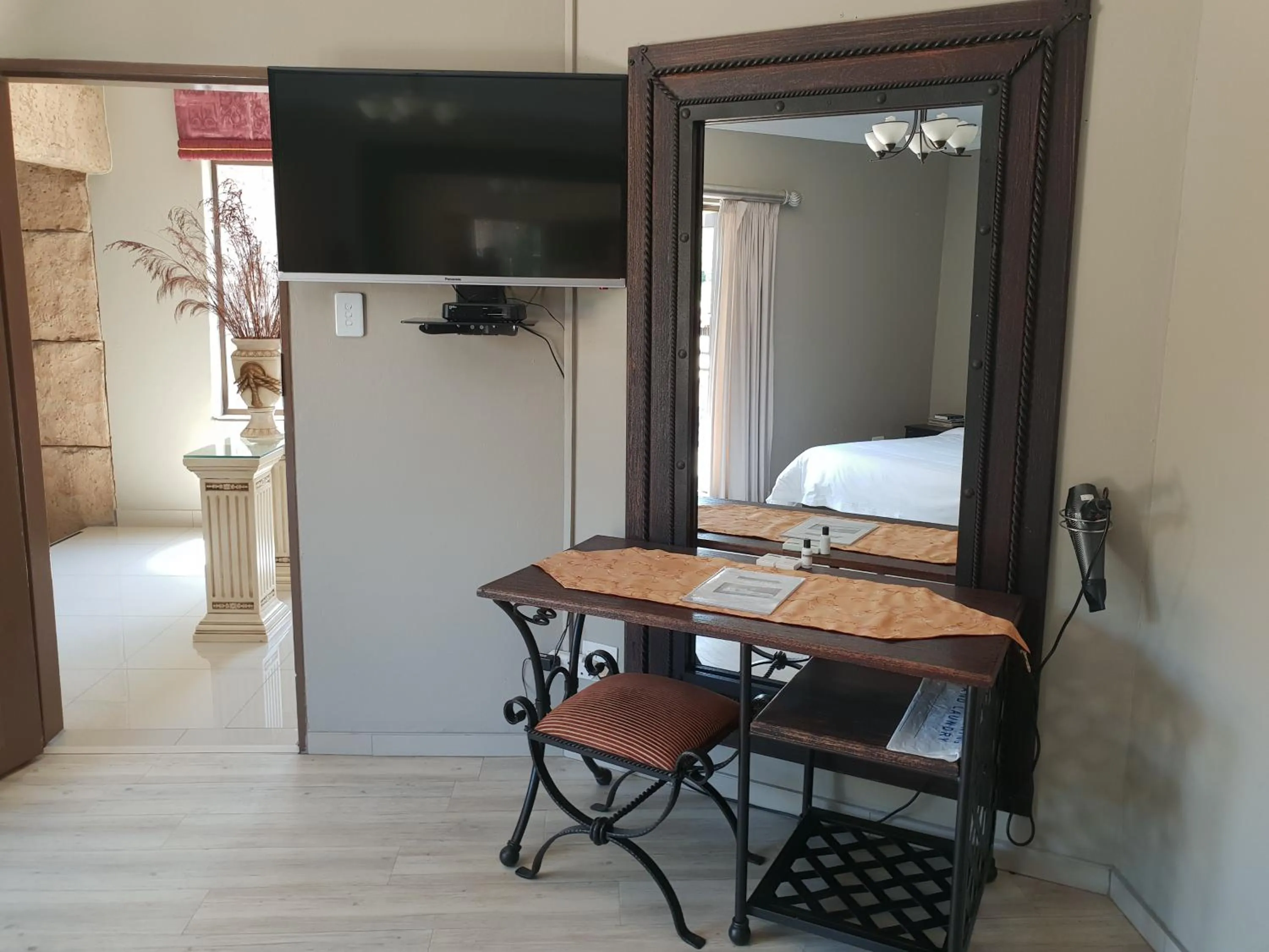 TV and multimedia in Fa'Trez Guest House & Spa