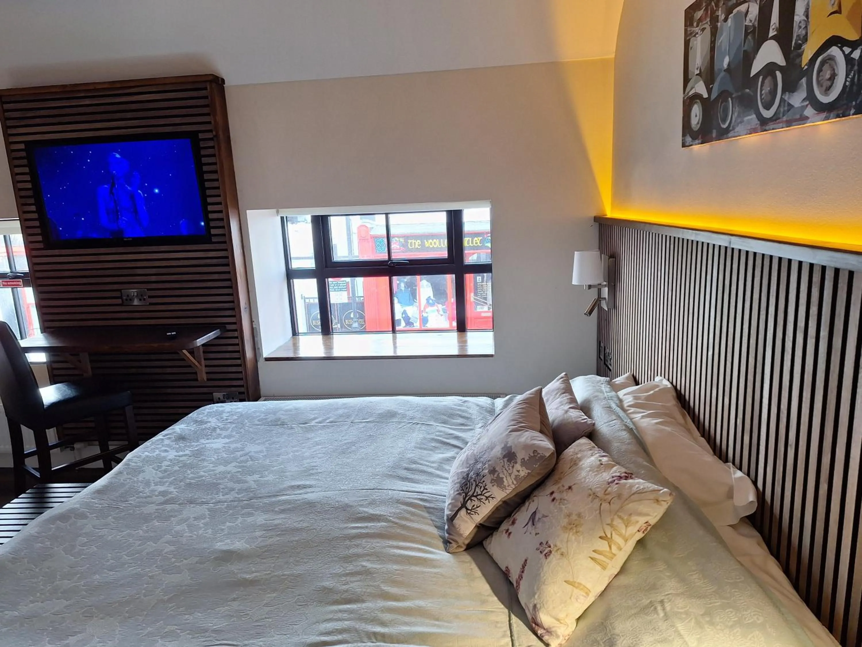 TV and multimedia, Bed in Ridge-Rock Accommodation