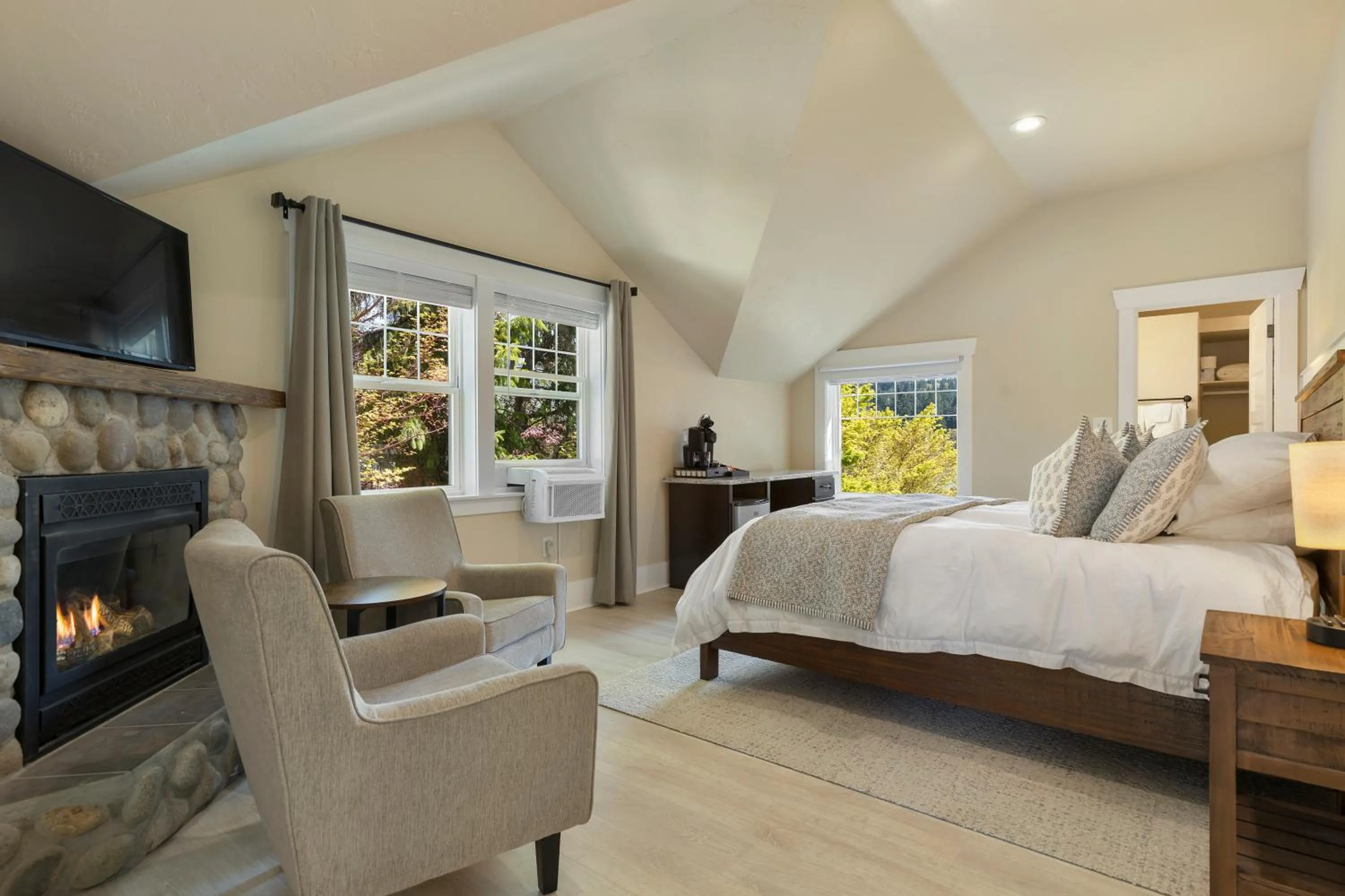 Seating area, Bed in Waterfront Inn