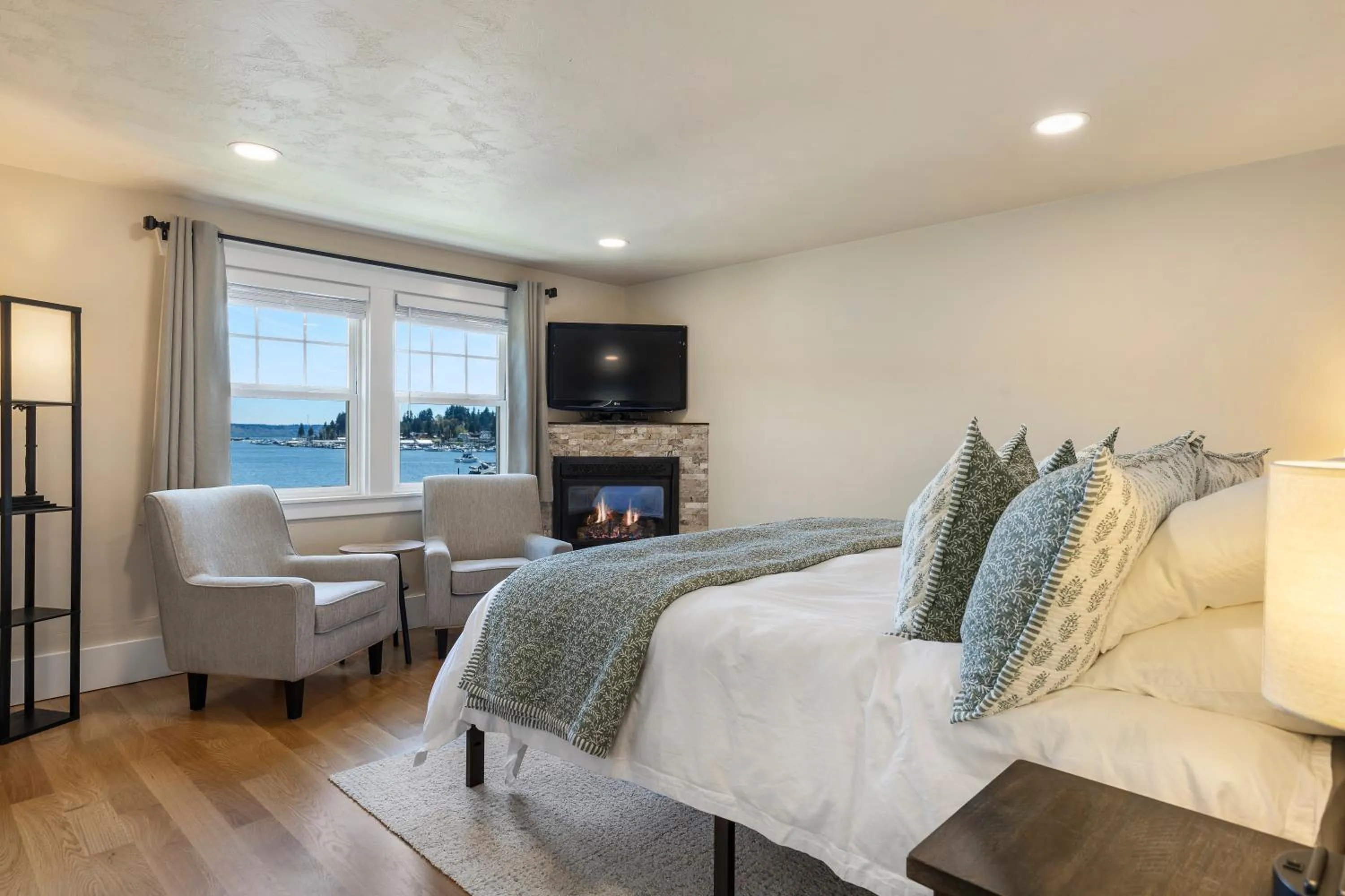 Seating area, Bed in Waterfront Inn