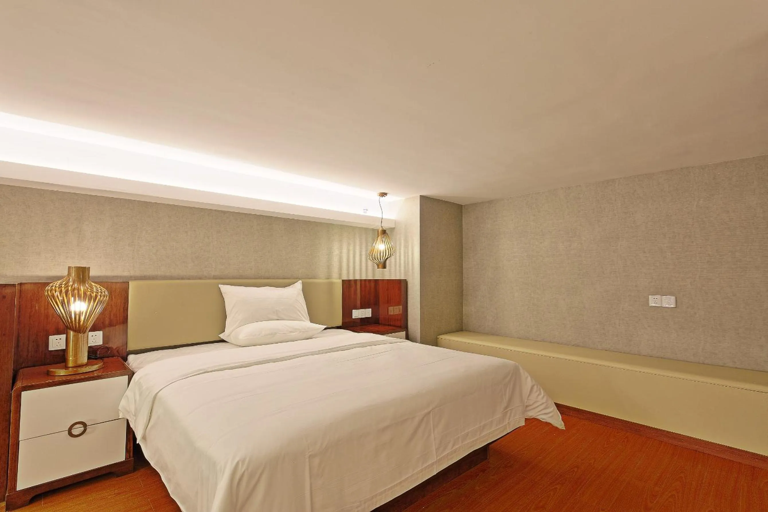 bunk bed in Days Inn South Guangzhou Raiway Station