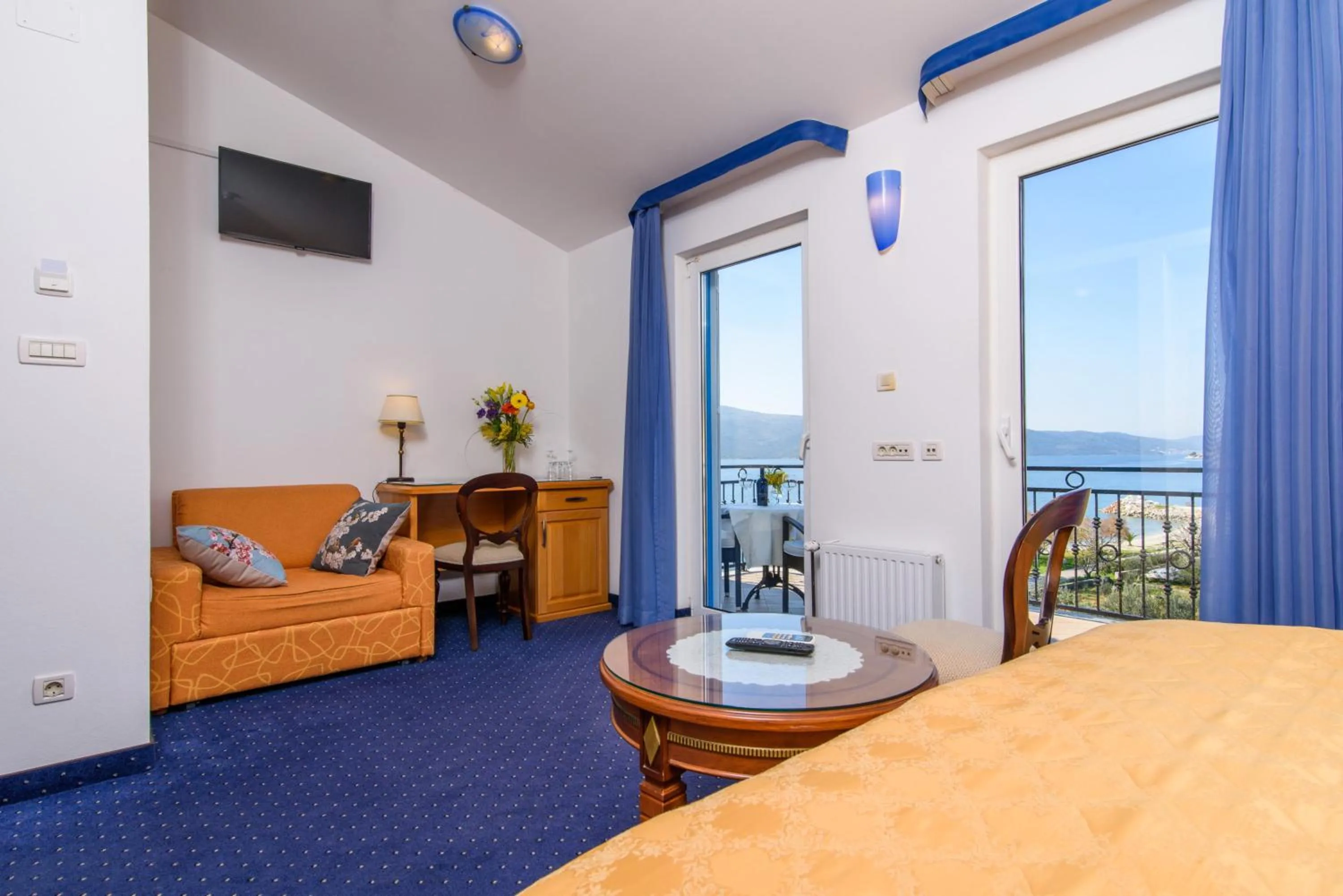 Photo of the whole room, Bed in Villa Mediterana
