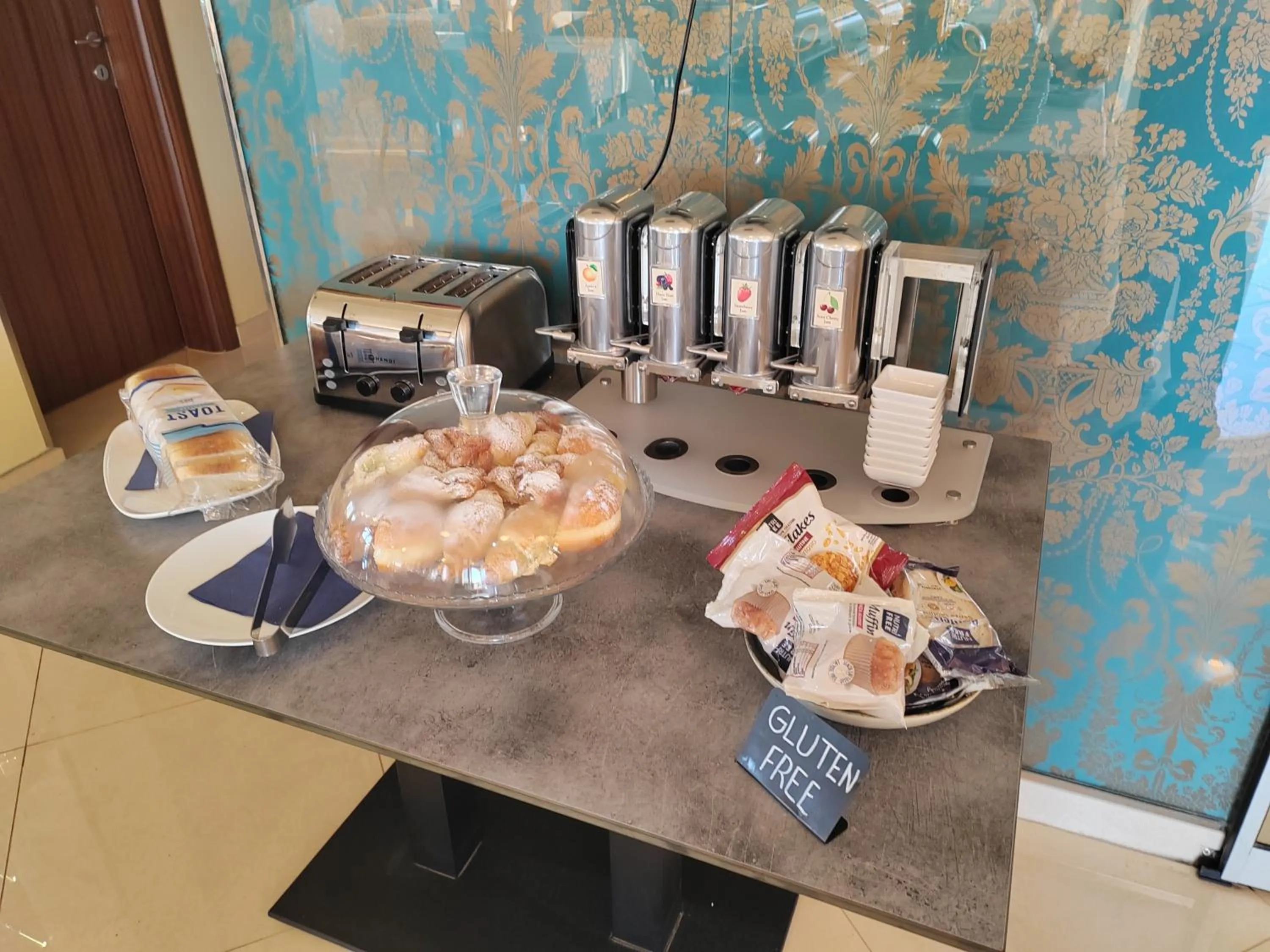 Restaurant/places to eat in Villa Mediterana