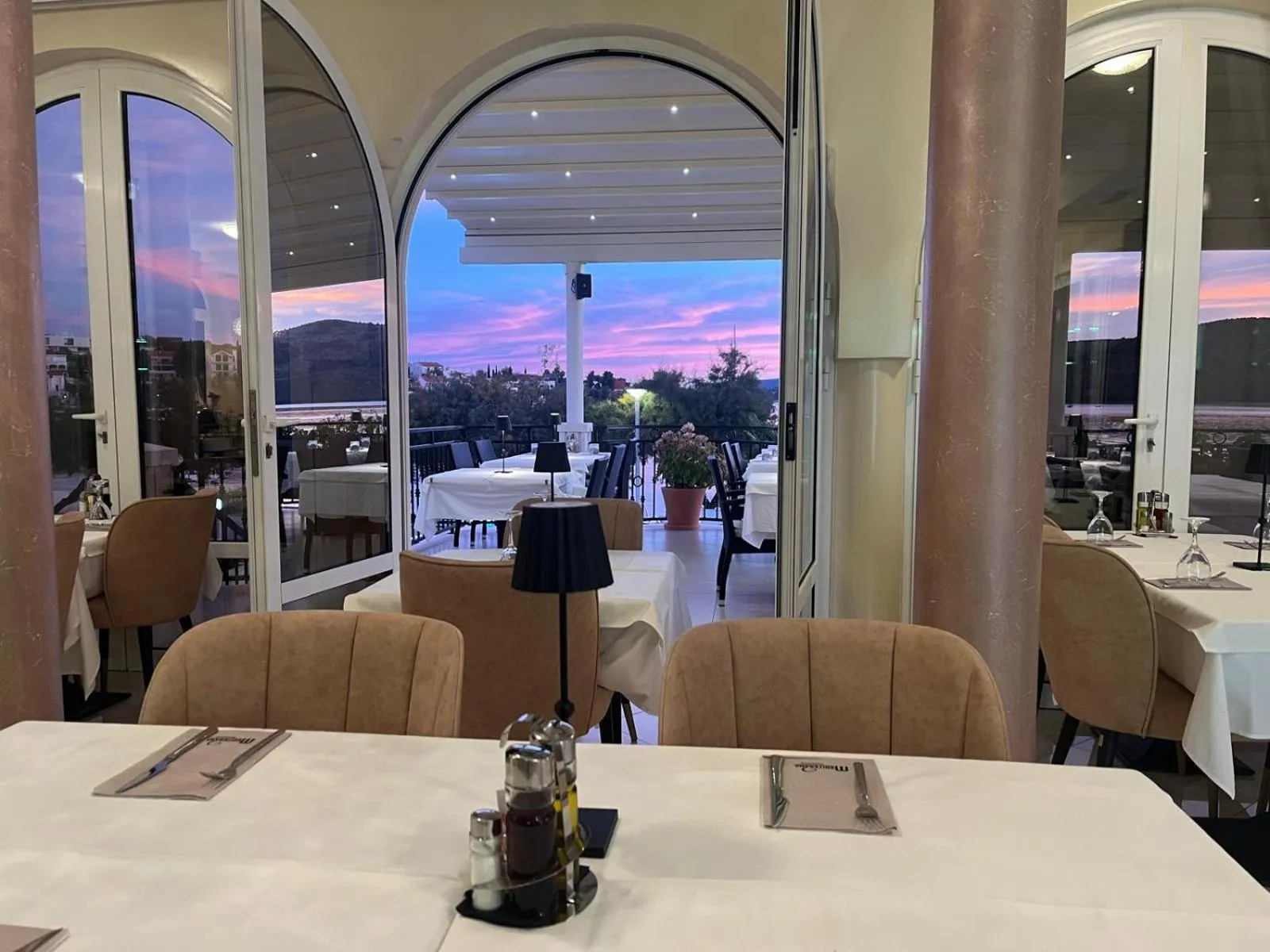 Restaurant/places to eat in Villa Mediterana