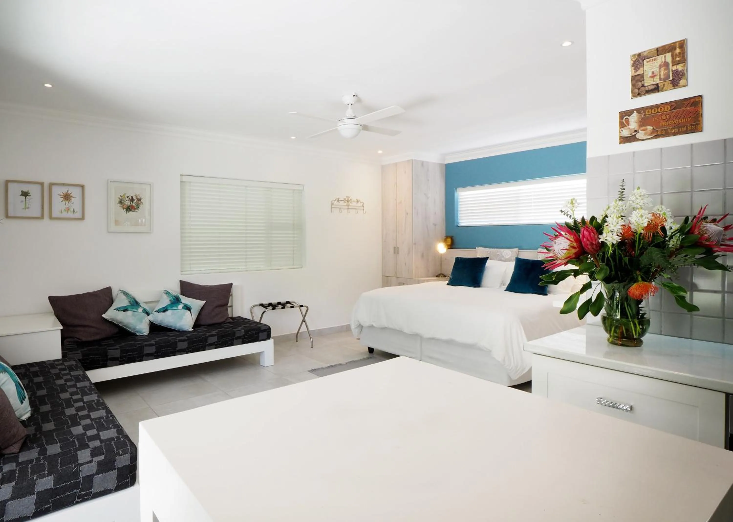 Photo of the whole room, Bed in Waterland Lodge