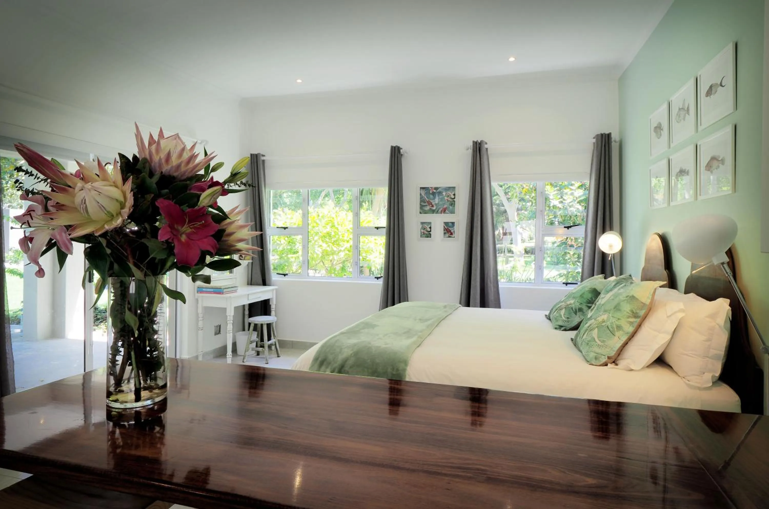 Photo of the whole room, Bed in Waterland Lodge