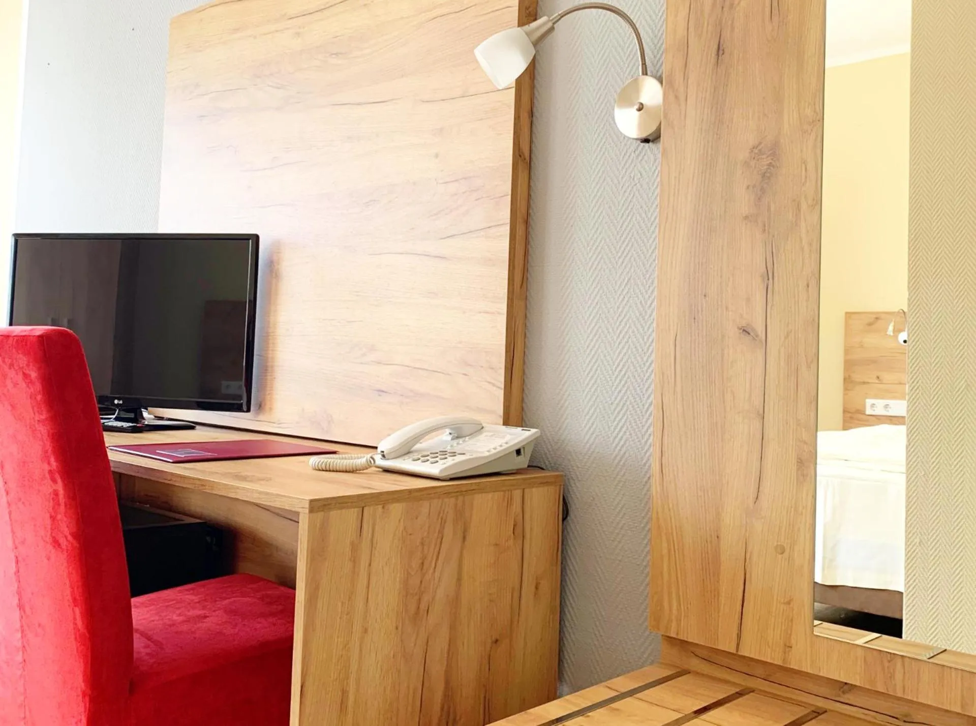 Communal lounge/ TV room in Turm Hotel Hanau