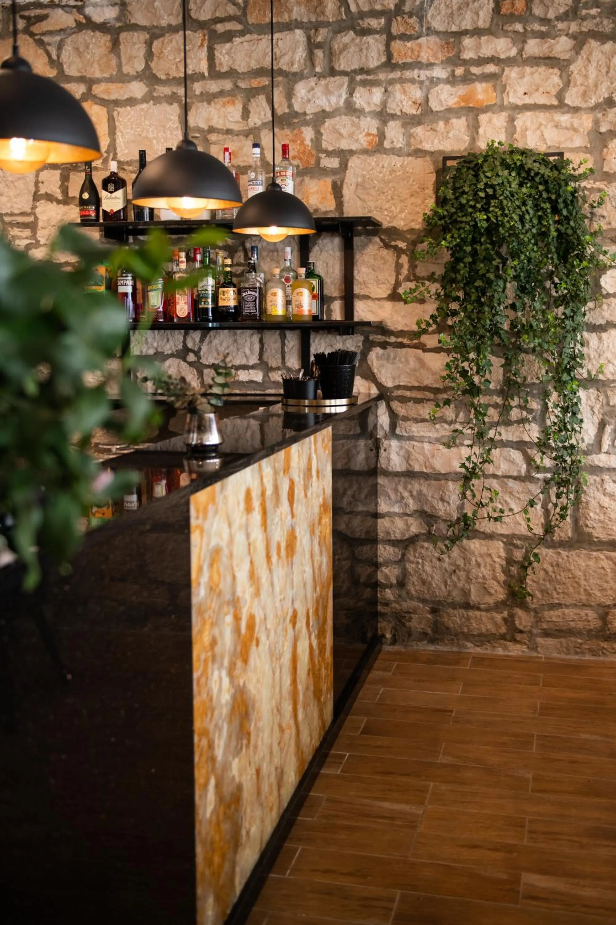 Restaurant/places to eat in Hotel Marina