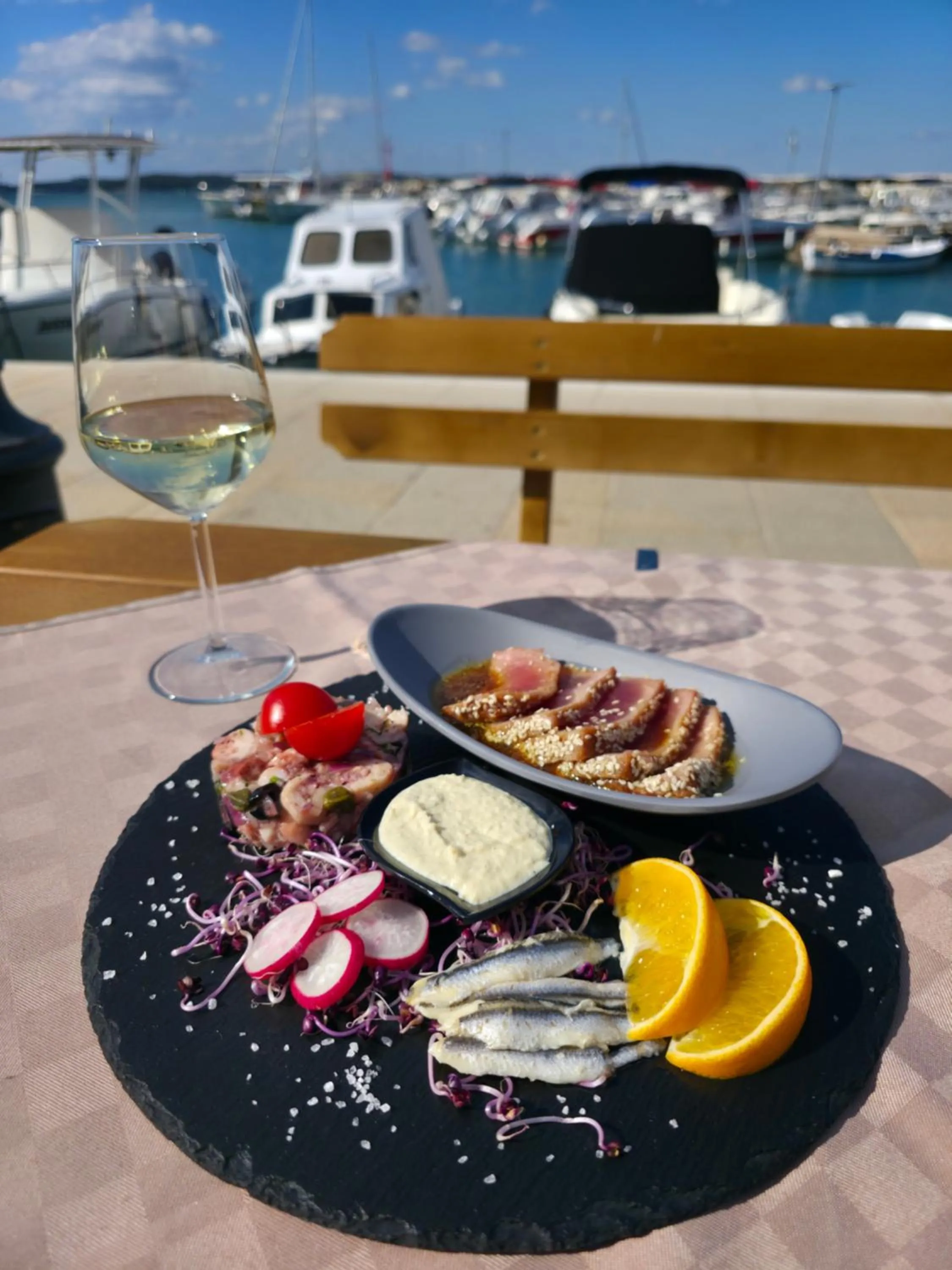 Restaurant/places to eat in Hotel Marina